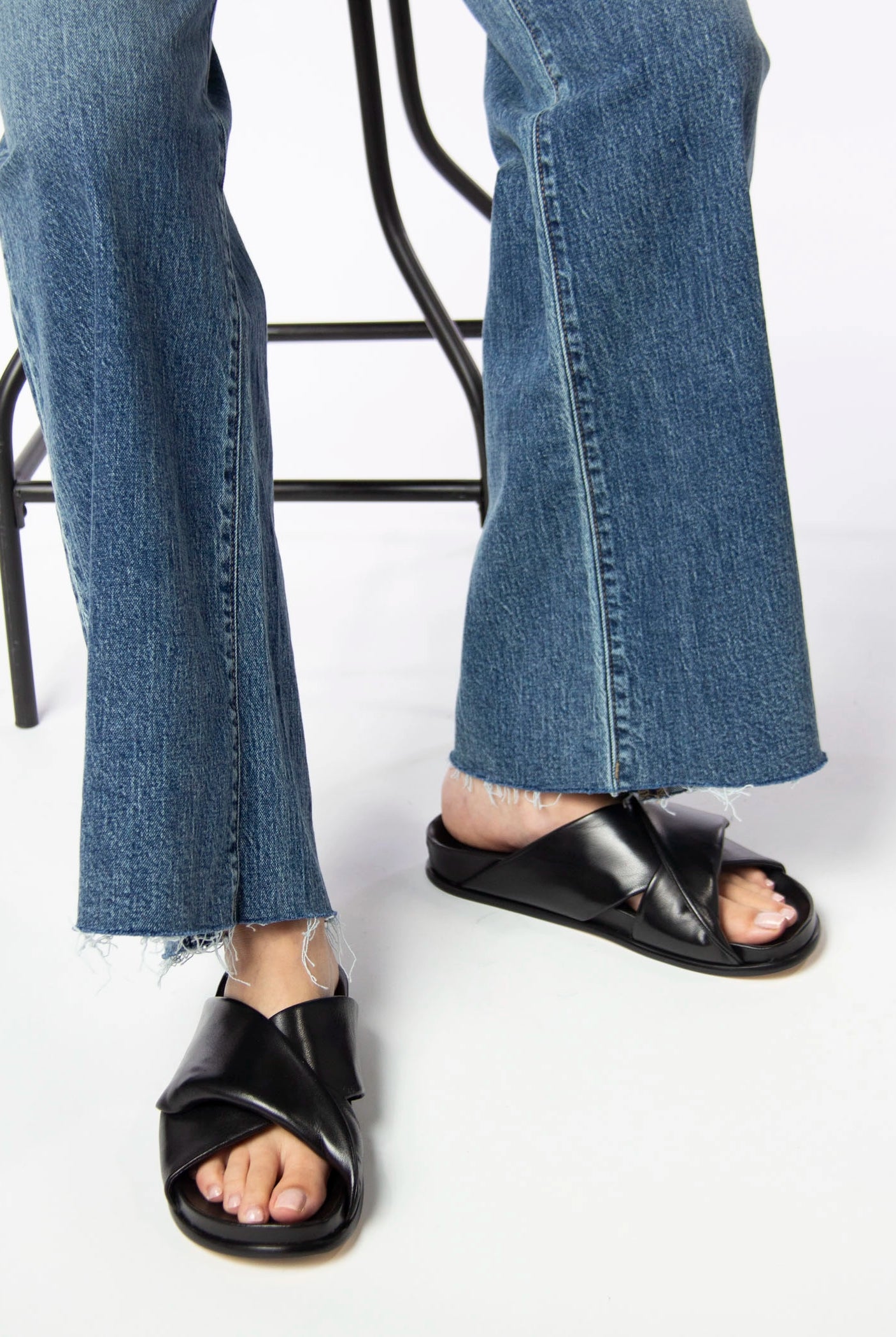 swatch_Black Leather l'idea twist leather sandal