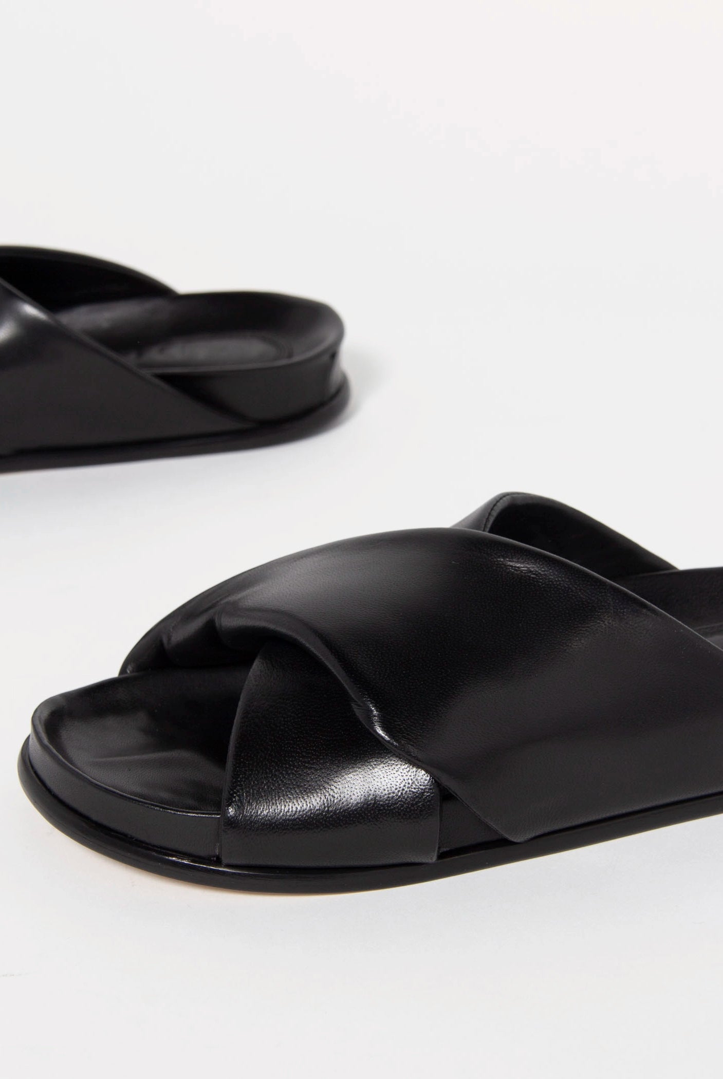 swatch_Black Leather l'idea twist leather sandal