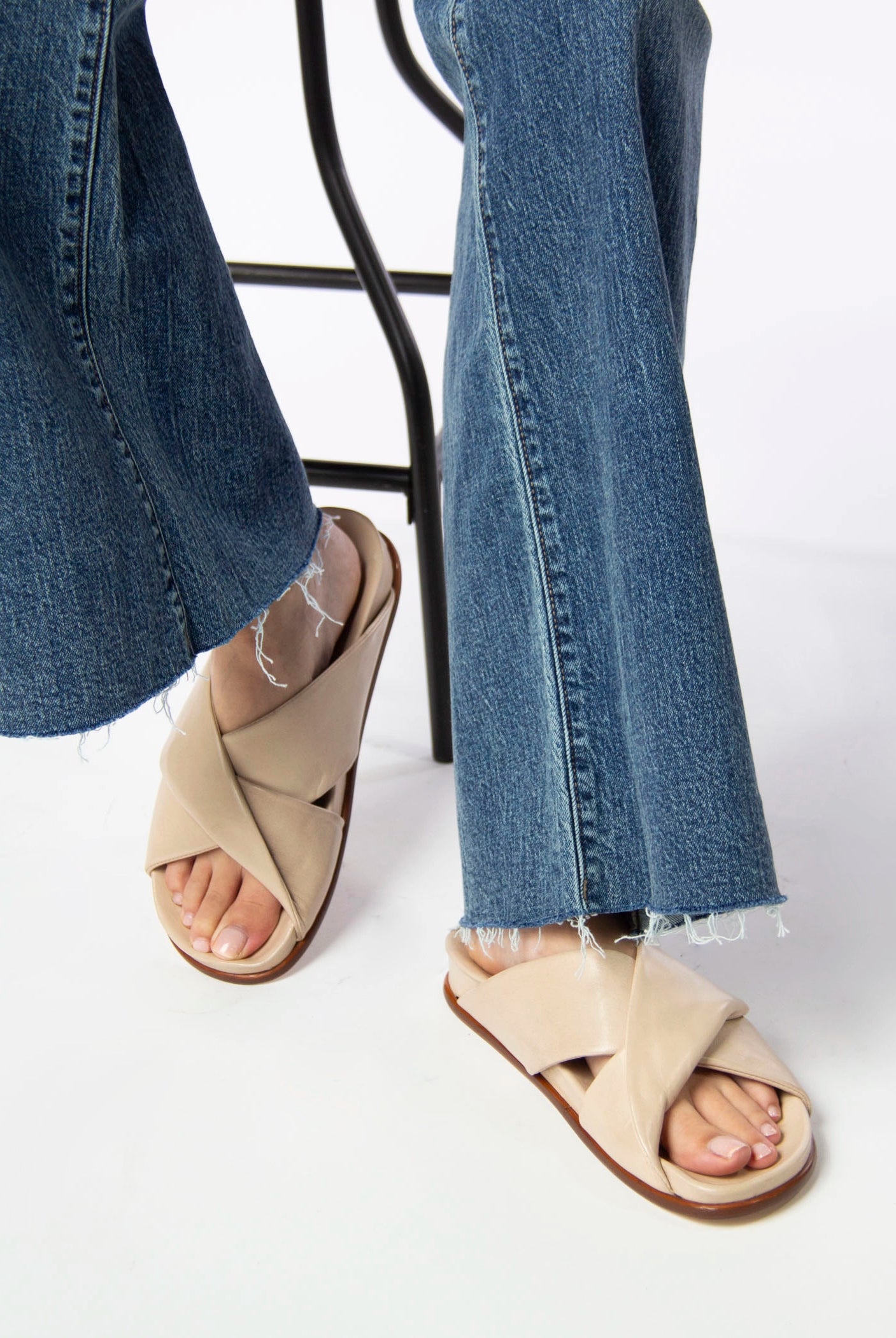 swatch_Beige Leather l'idea twist leather sandal