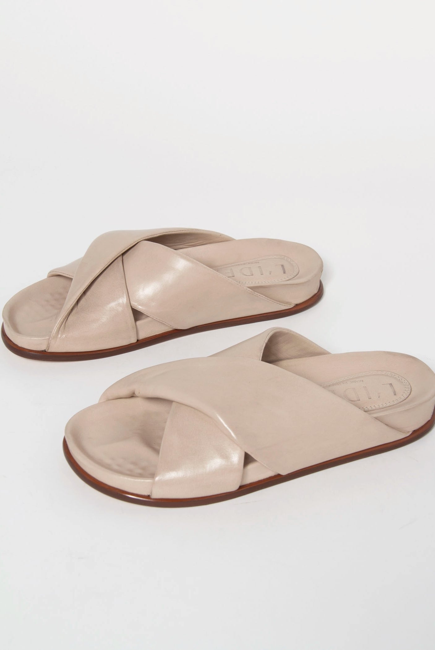 swatch_Beige Leather l'idea twist leather sandal
