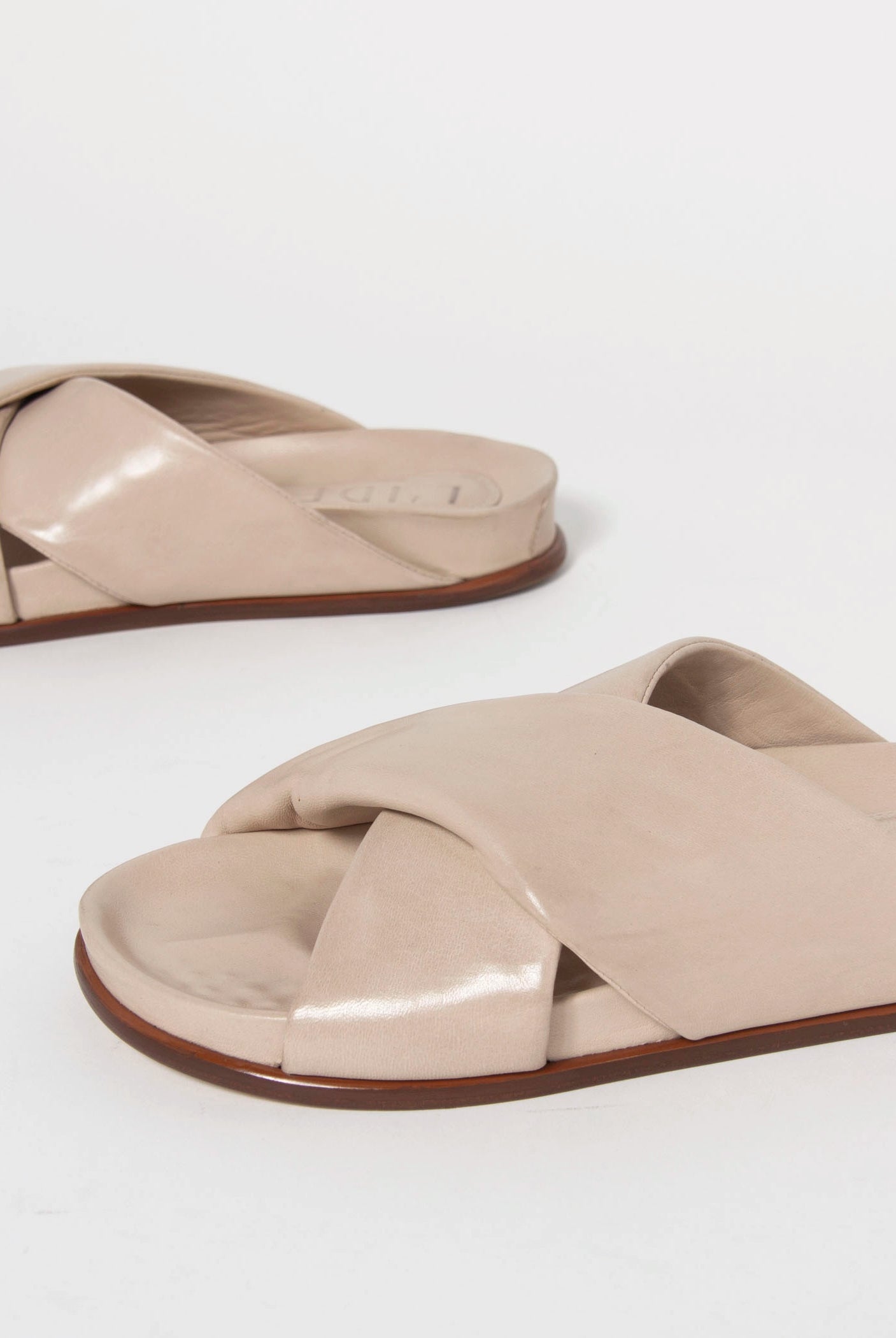swatch_Beige Leather l'idea twist leather sandal