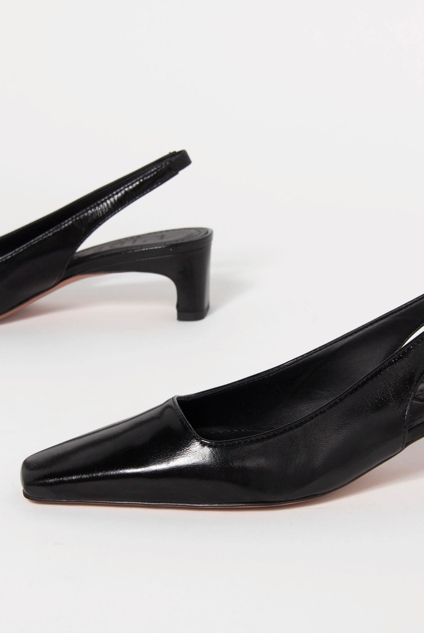 swatch_Black Leather l'idea slingback pump