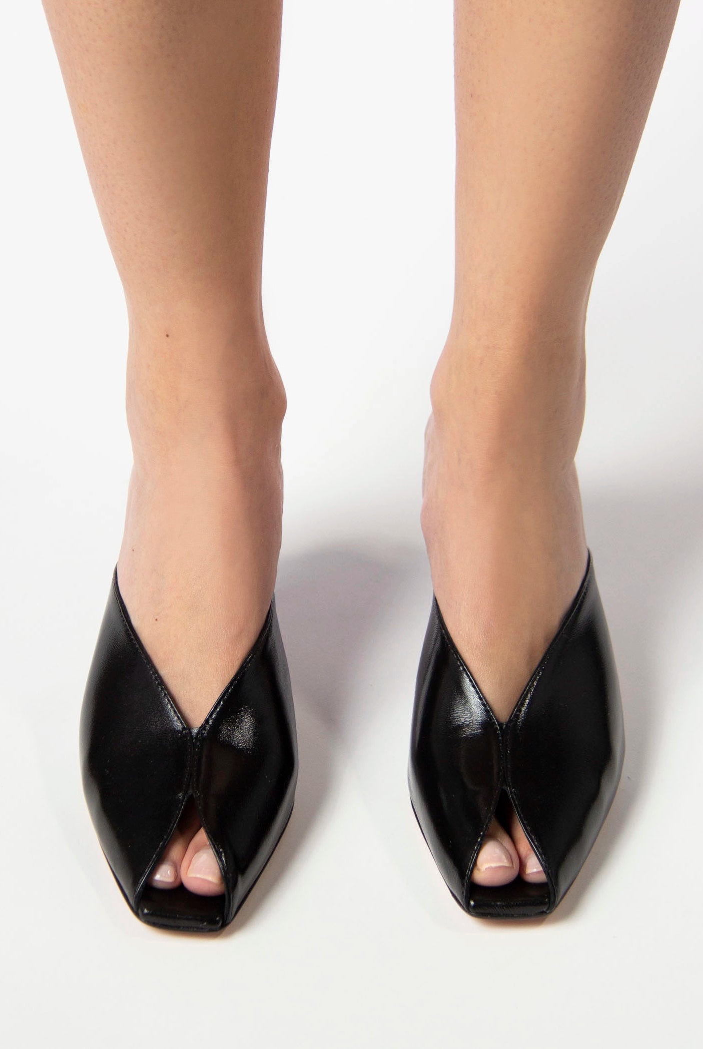 swatch_Black Leather l'idea peep toe sandal