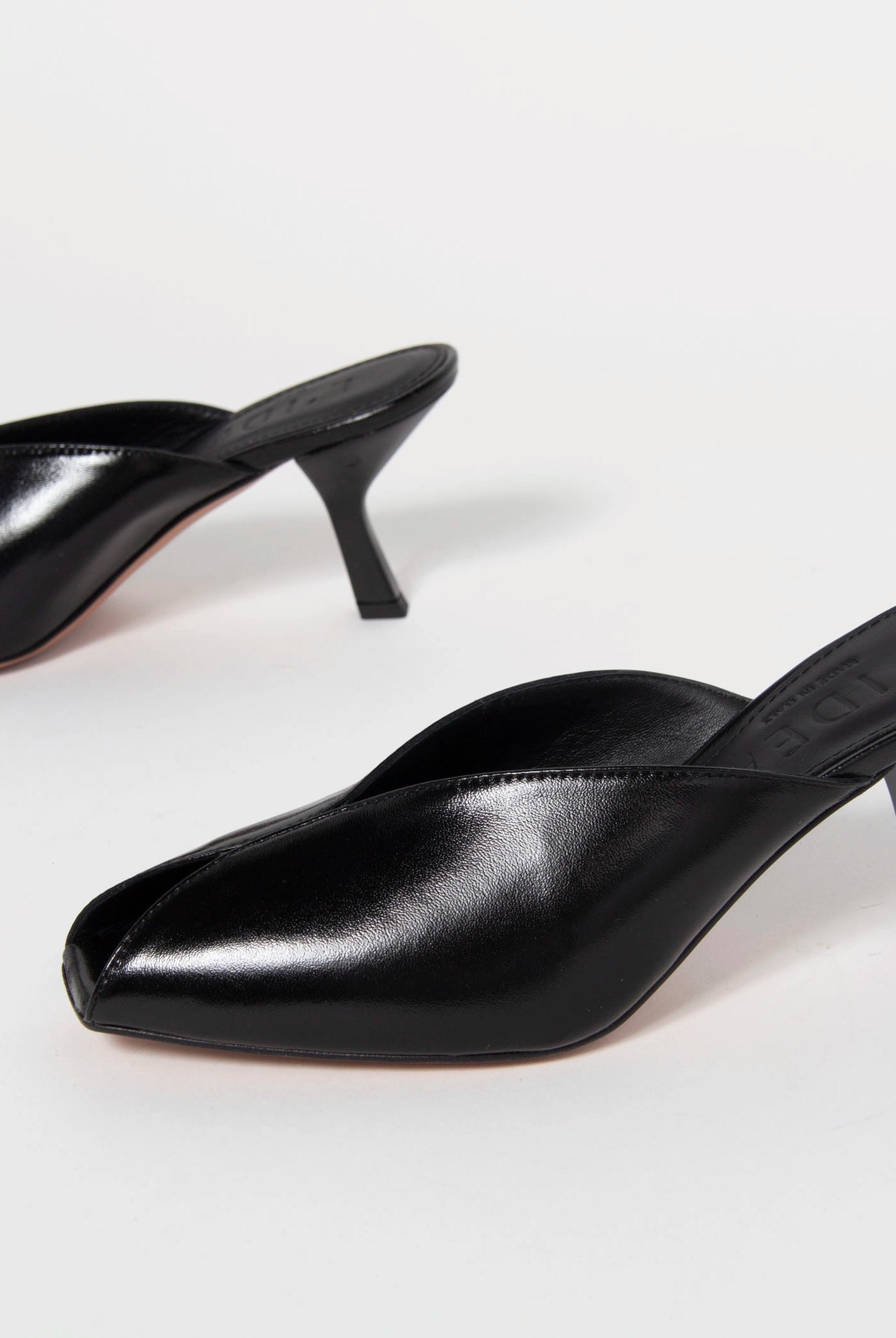 swatch_Black Leather l'idea peep toe sandal