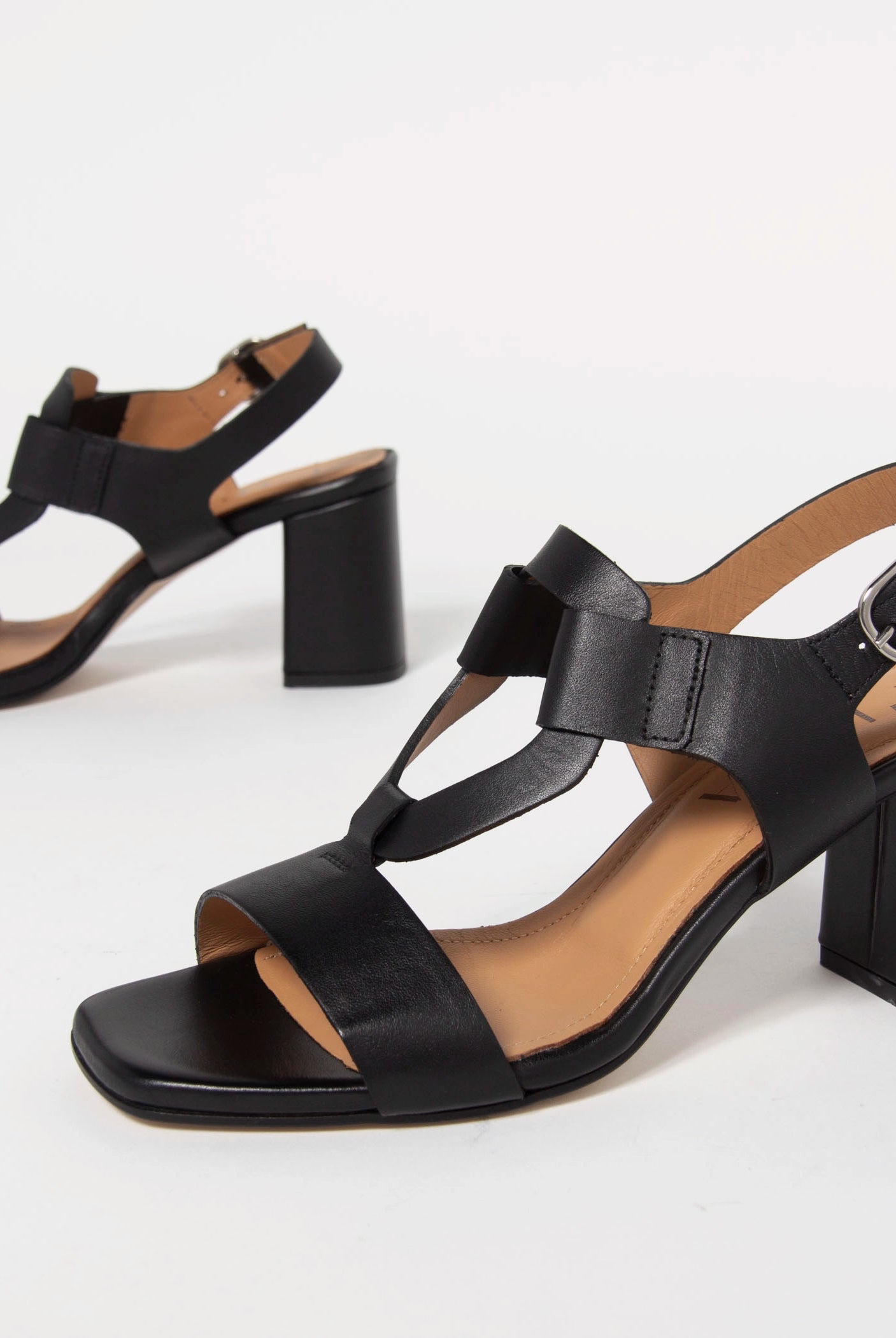 swatch_Black Leather heeled leather sandal