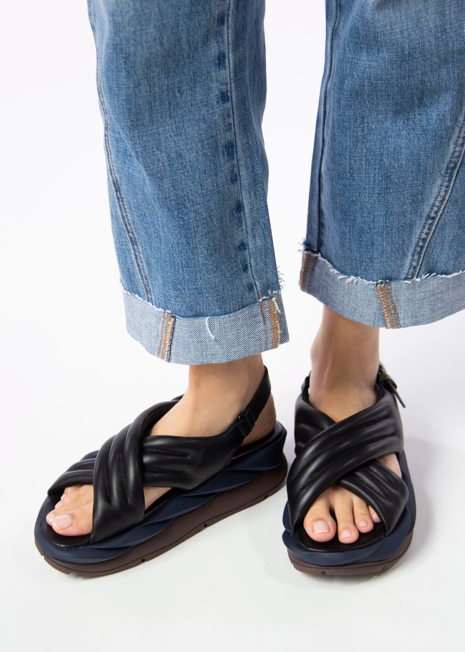 swatch_Black Leather 4ccccees mellow mana platform sandal