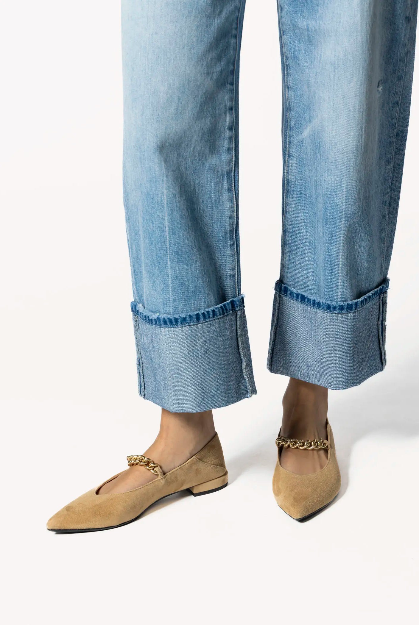 swatch_sand suede flat with chain flat shoes