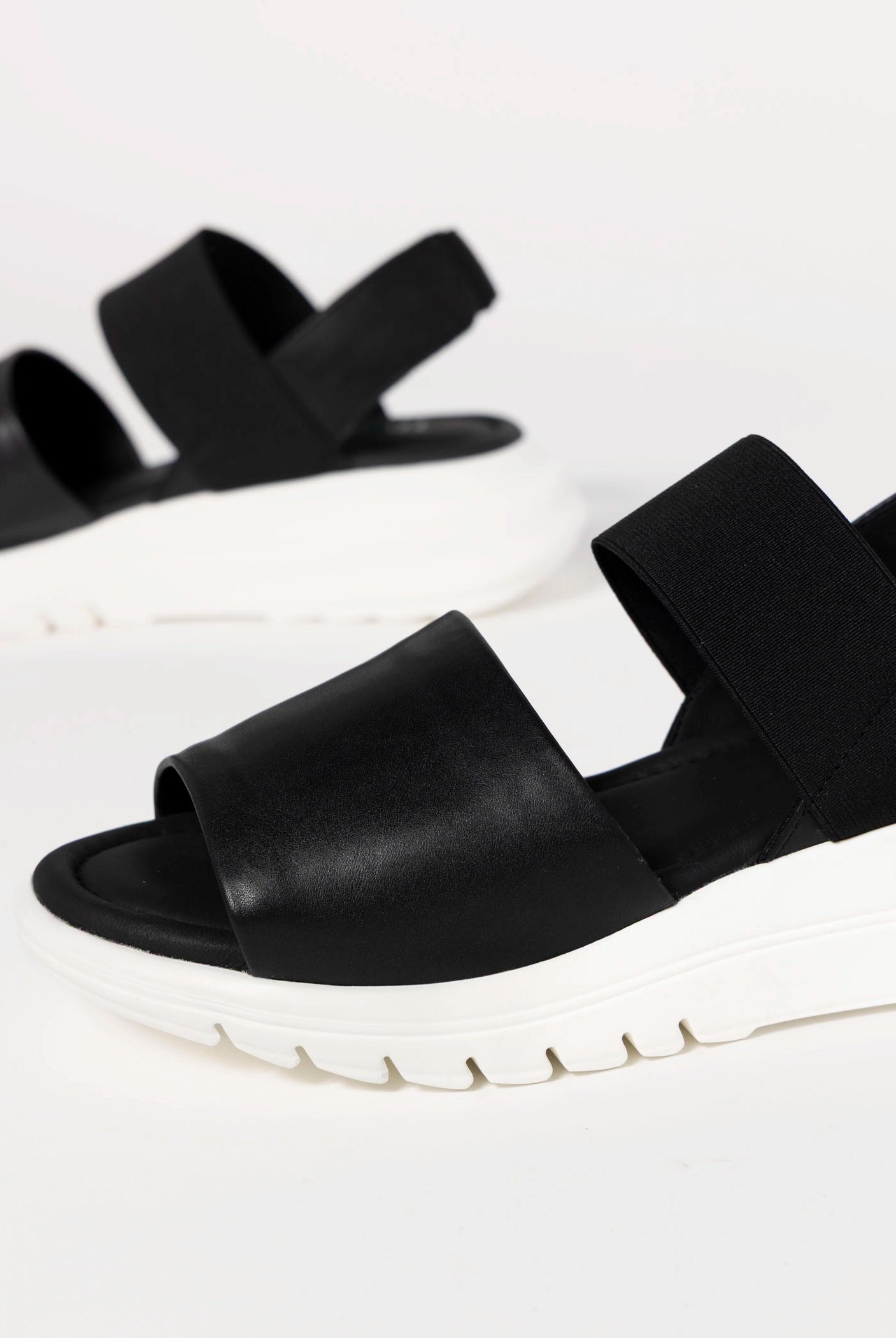 swatch_Black the flexx tuana comfort sandal