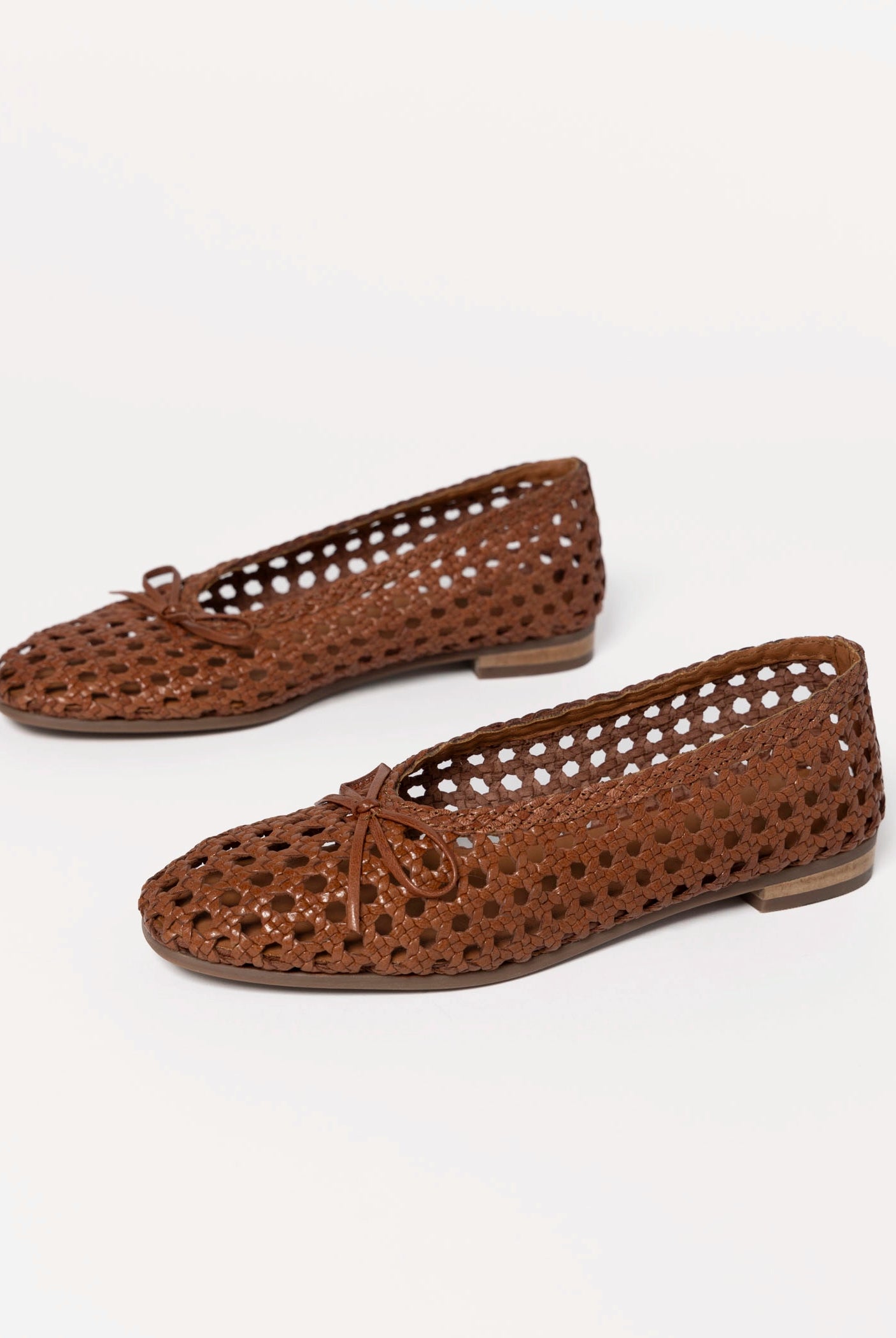 swatch_Tan Leather seychelles flagstaff woven flat