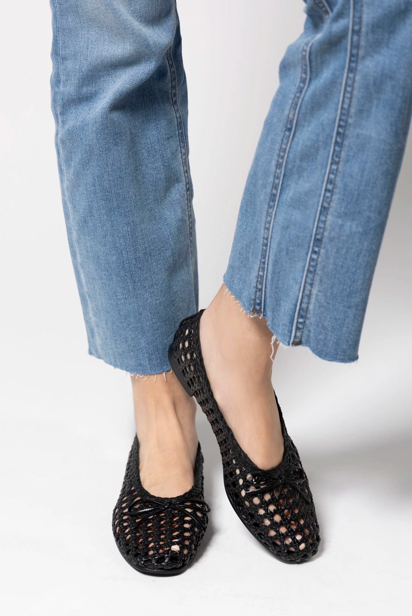 swatch_Black Leather seychelles flagstaff woven flat