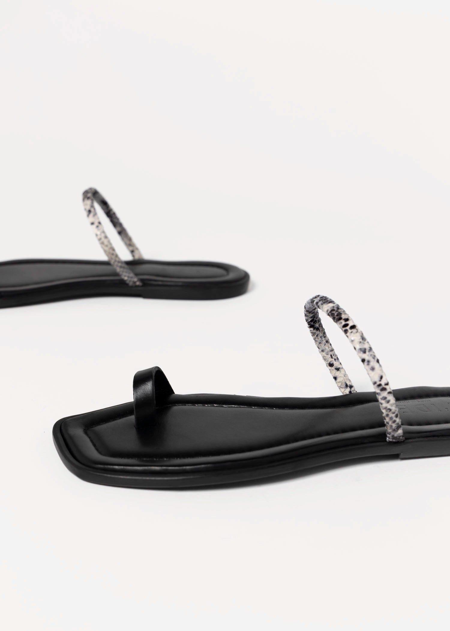 swatch_Snake/Black l'idea two ring sandal