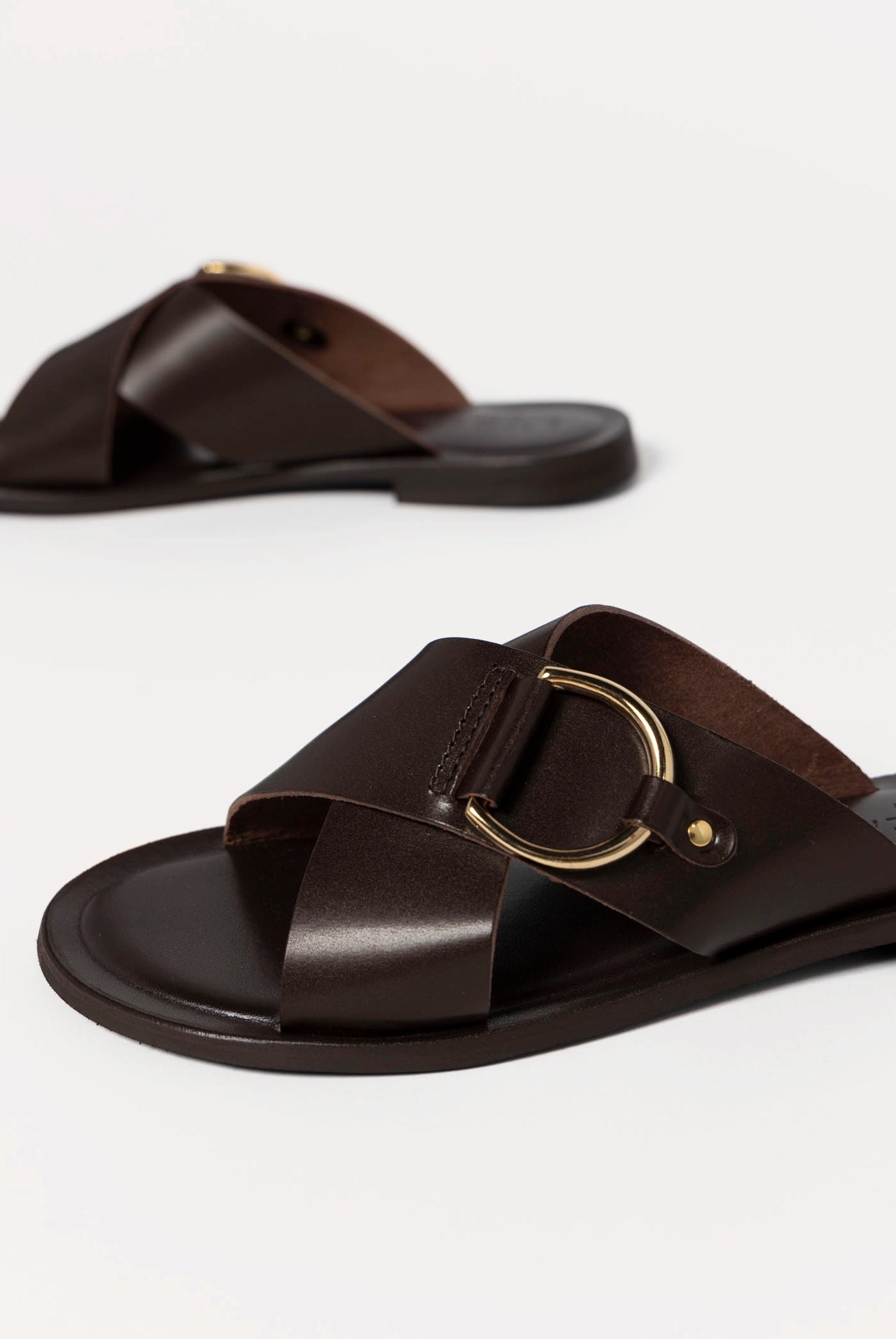 swatch_Brown Leather l'idea crossband flat sandal