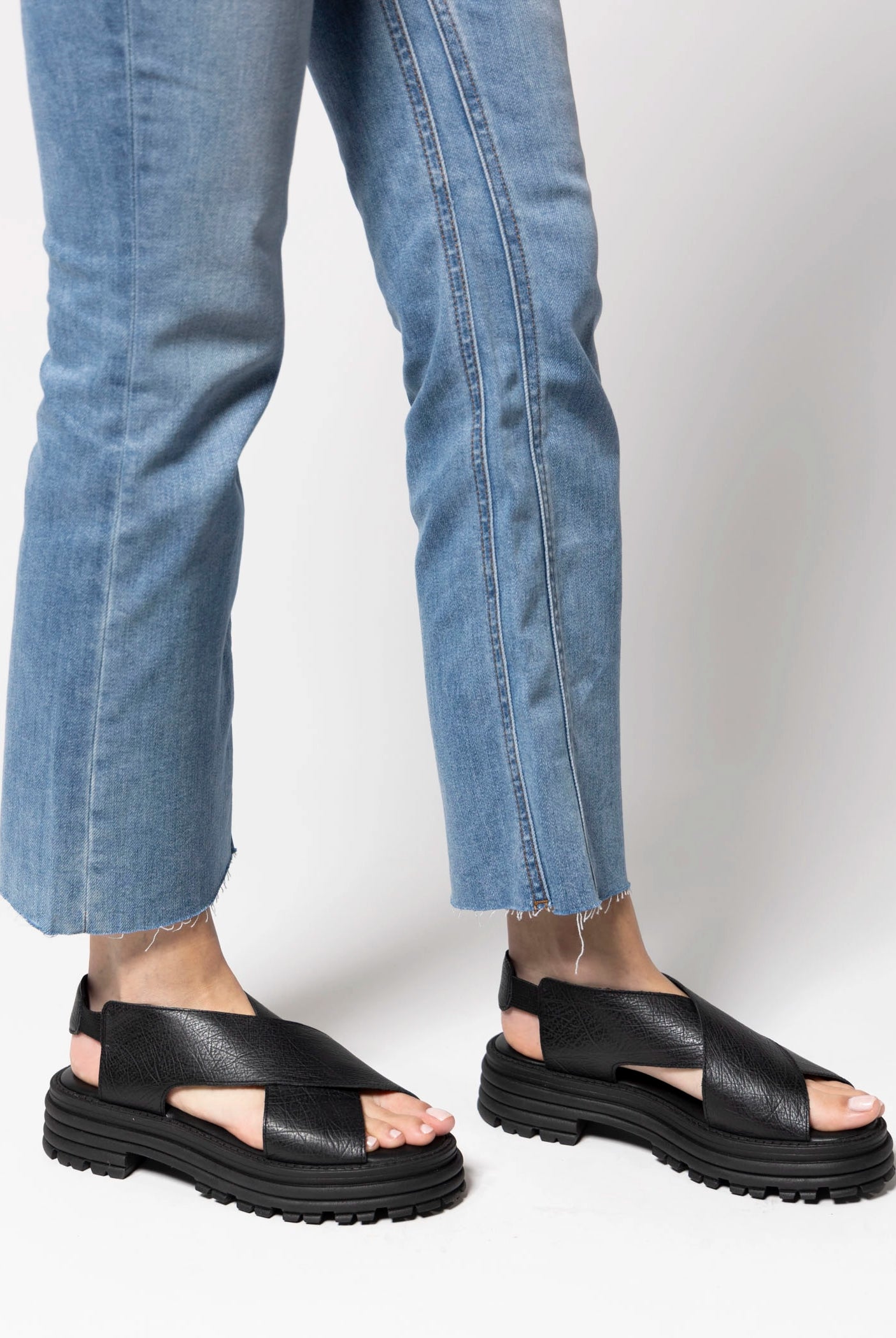 swatch_Black Leather kmb dafne sandal
