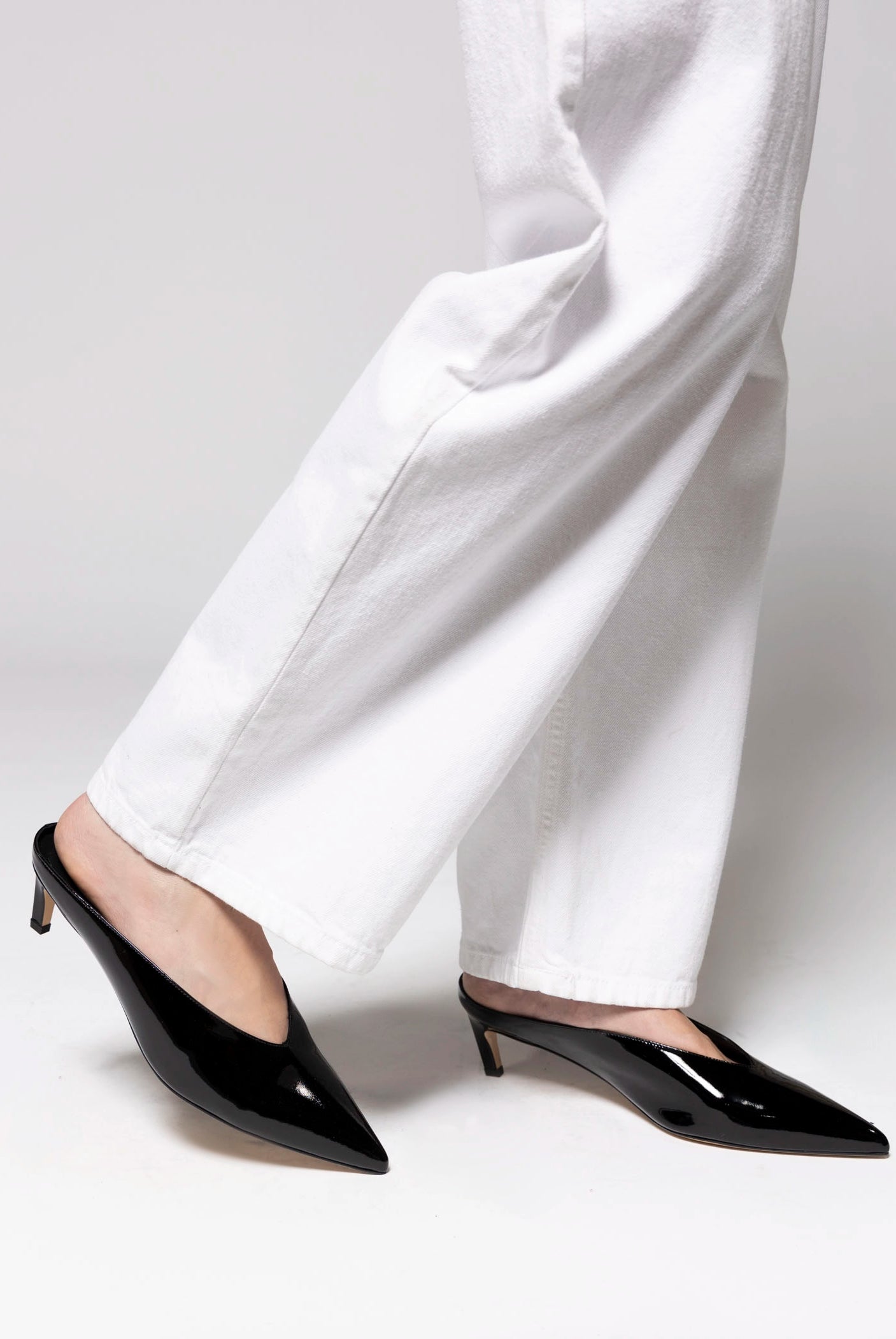 swatch_Black Patent pointed toe mule