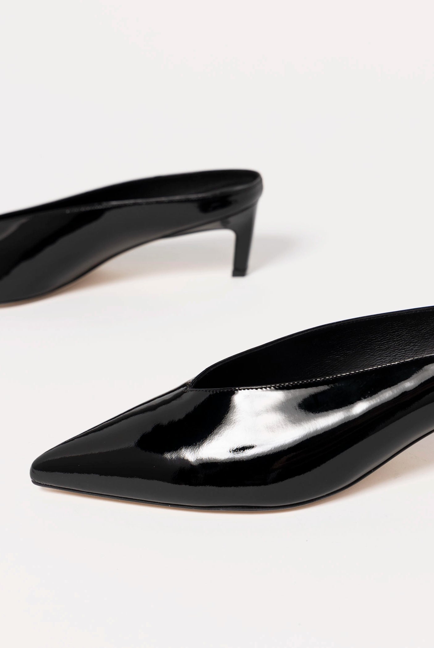 swatch_Black Patent pointed toe mule