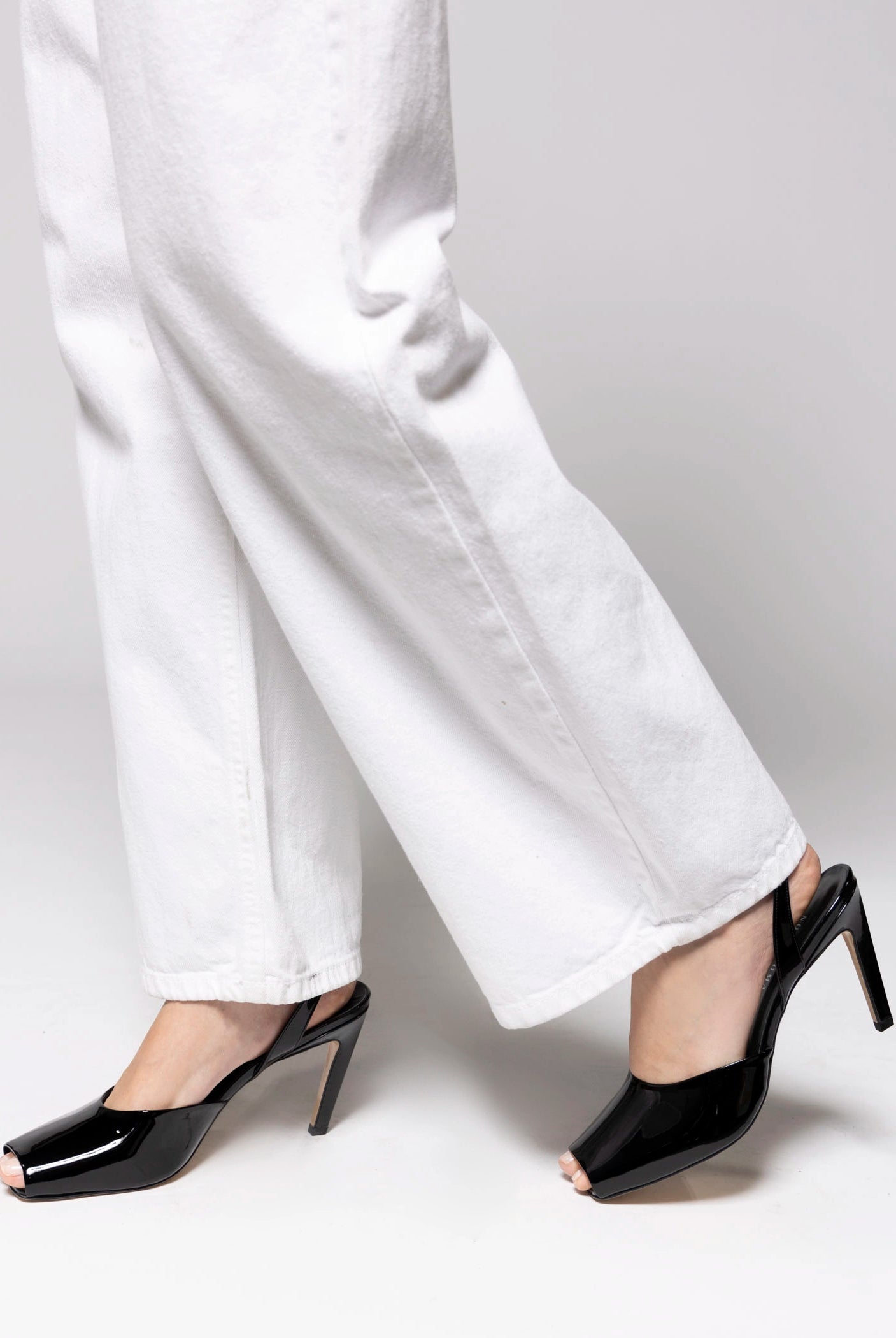 swatch_Black Patent Heeled Peep toe sandal