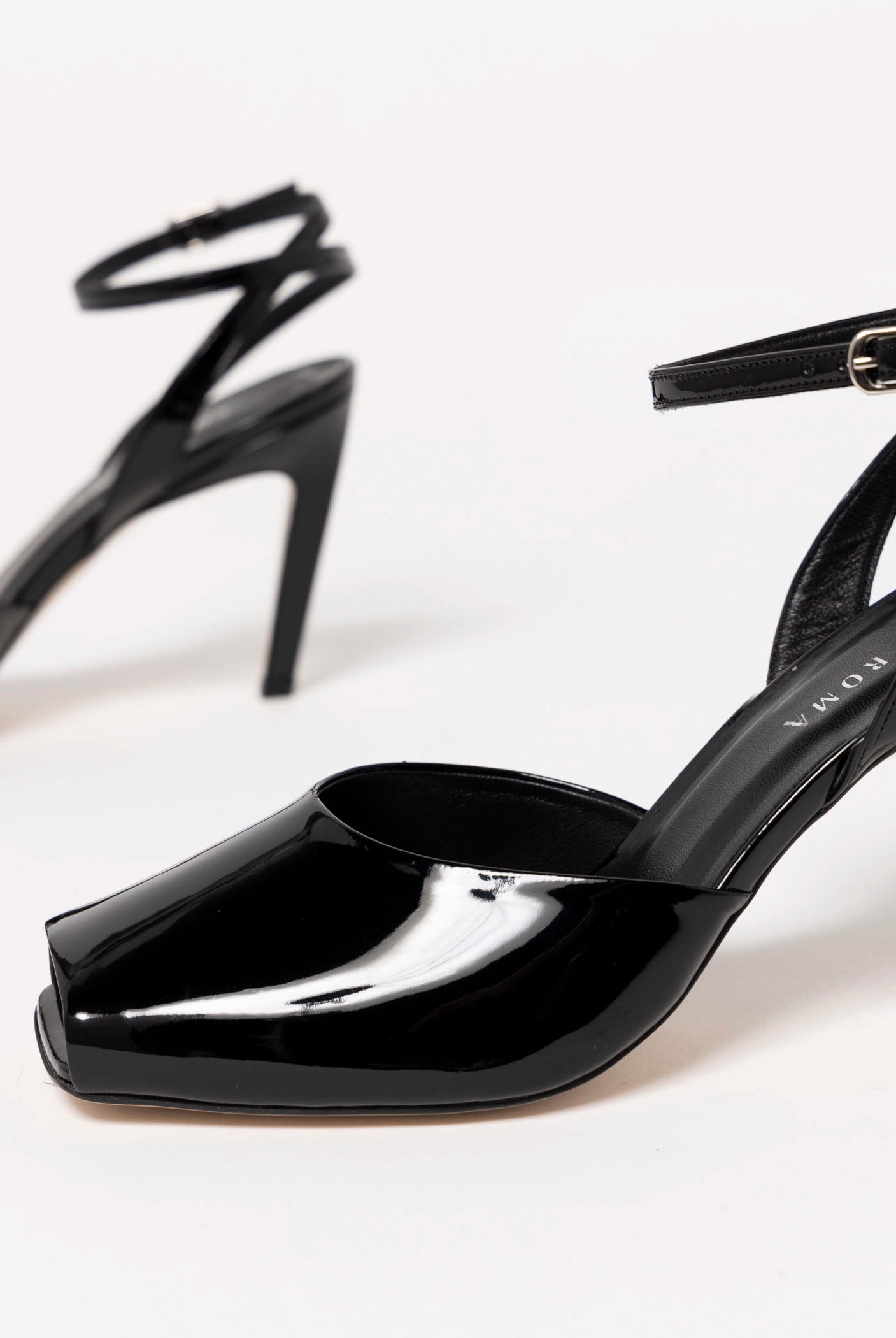 swatch_Black Patent Heeled Peep toe sandal