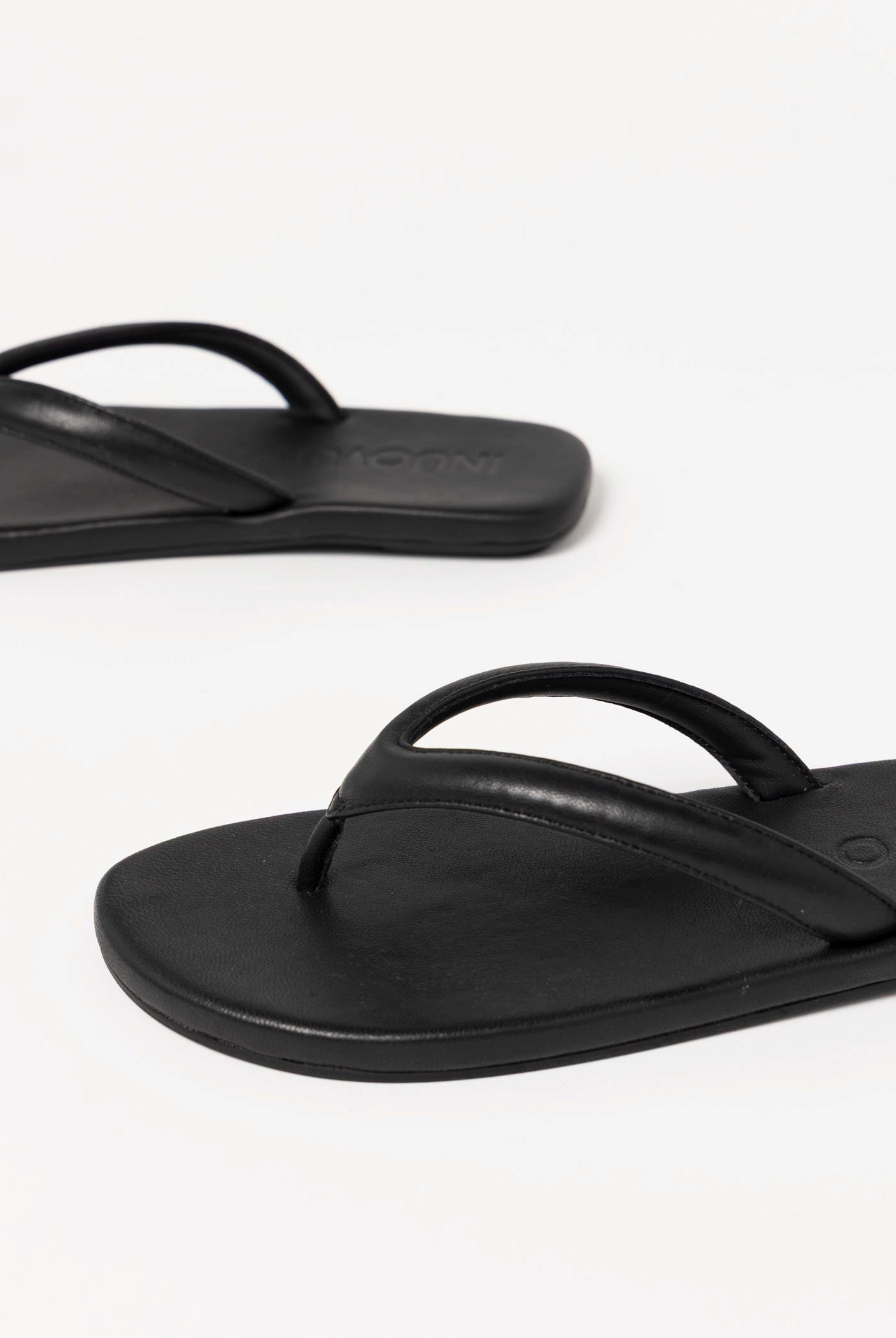 swatch_Black Leather inuovo flat thong sandal