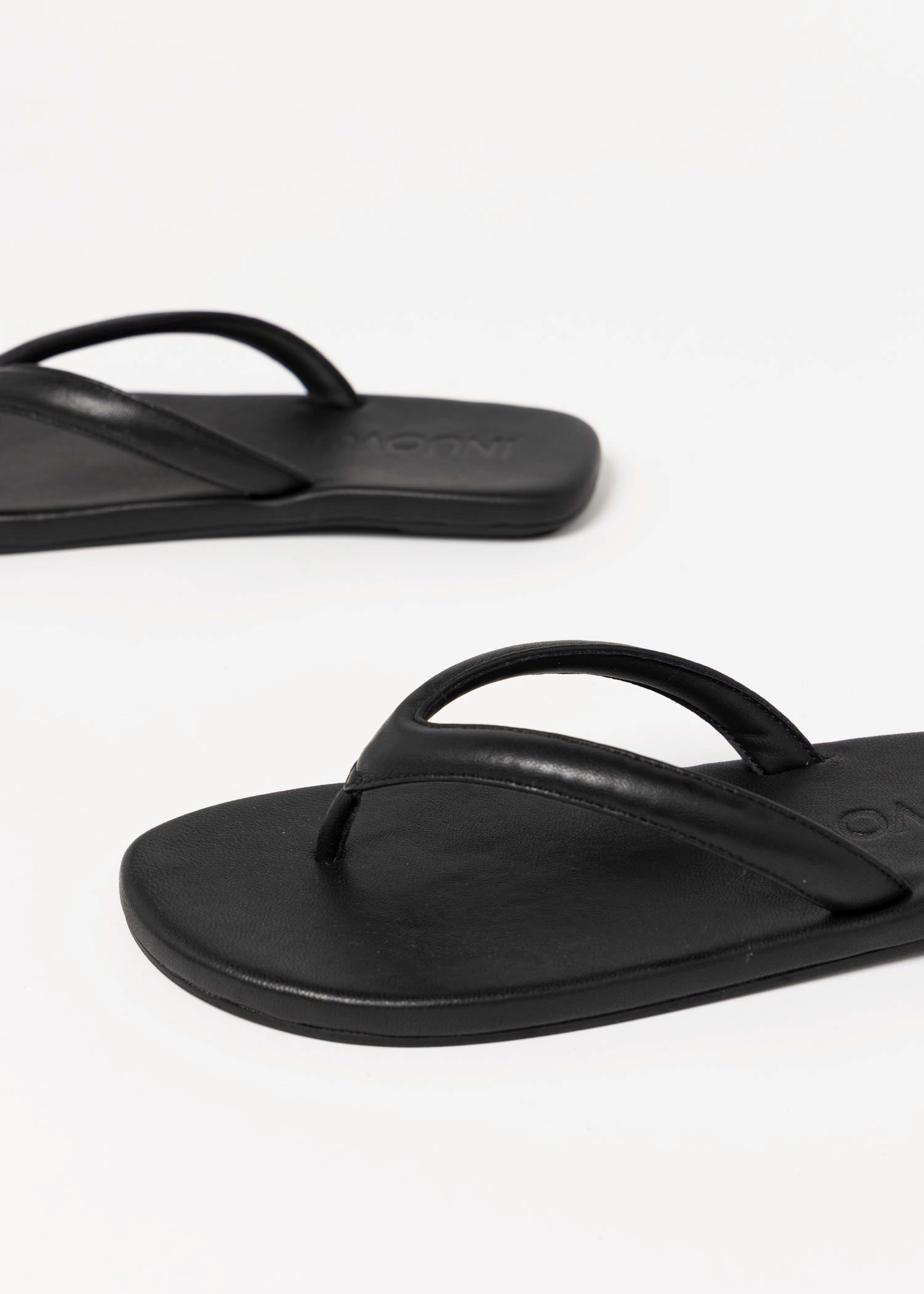 swatch_Black Leather inuovo flat thong sandal
