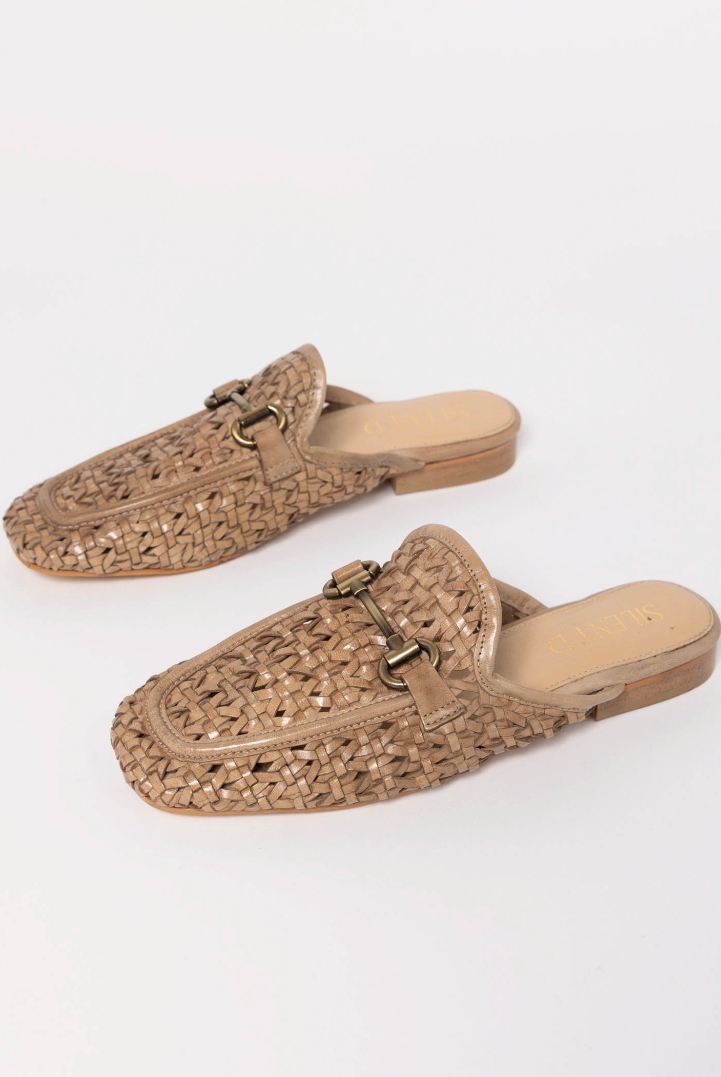 swatch_Skin Leather silent d cora woven mule