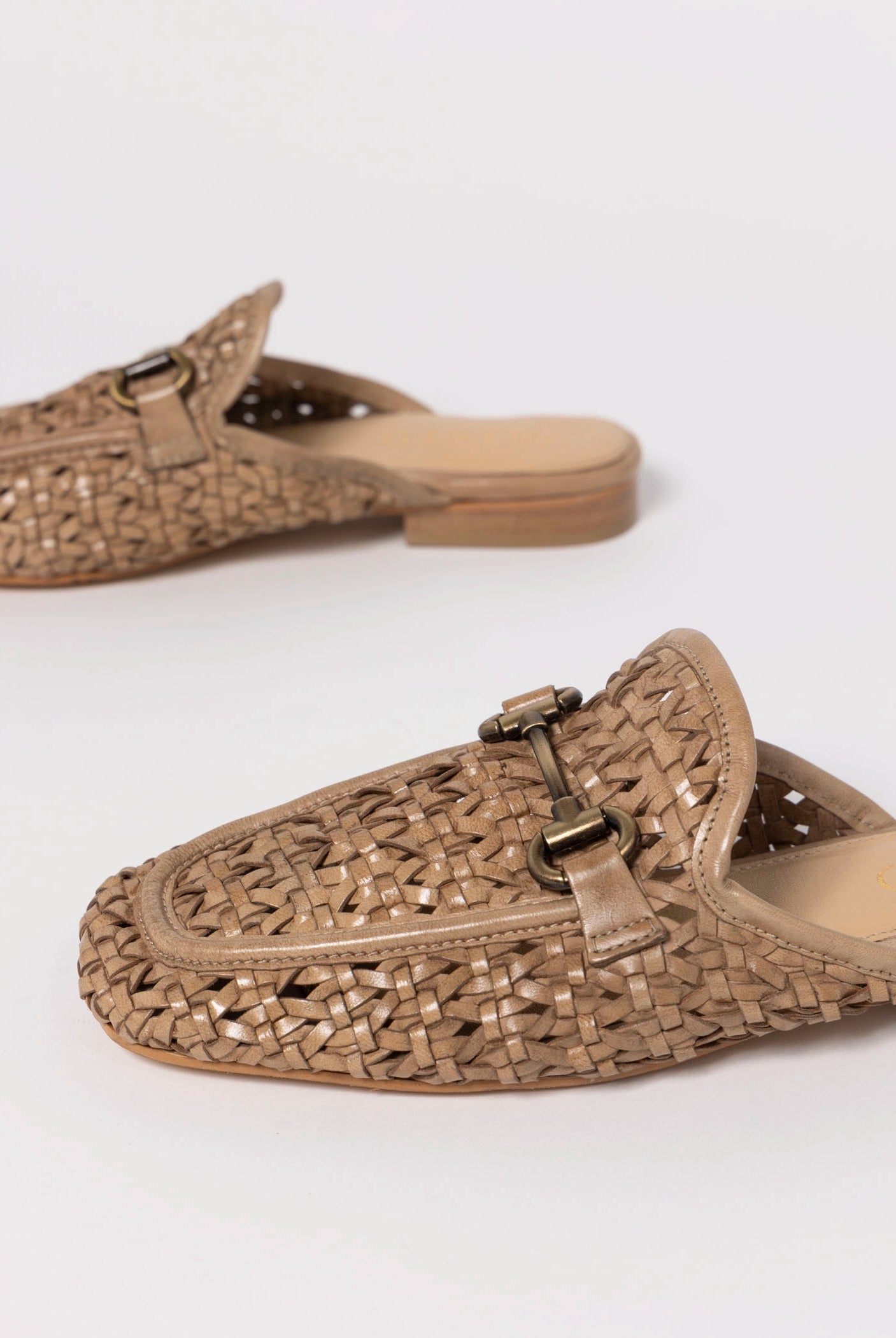 swatch_Skin Leather silent d cora woven mule