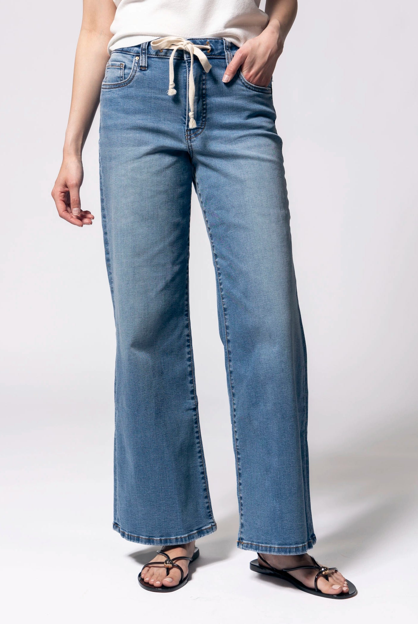 swatch_Medium Denim kut from the kloth maya wide leg jean