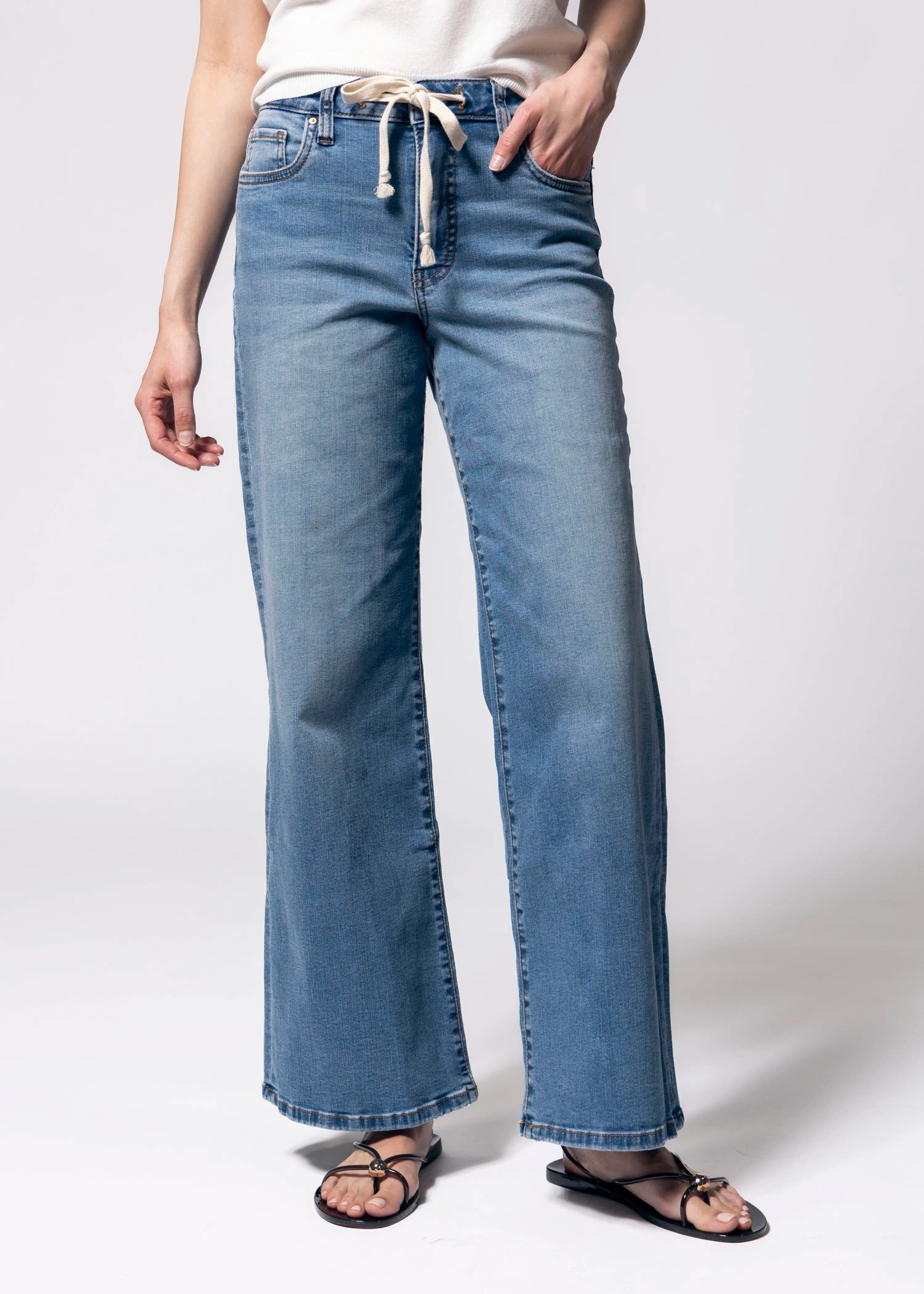 swatch_Medium Denim kut from the kloth maya wide leg jean