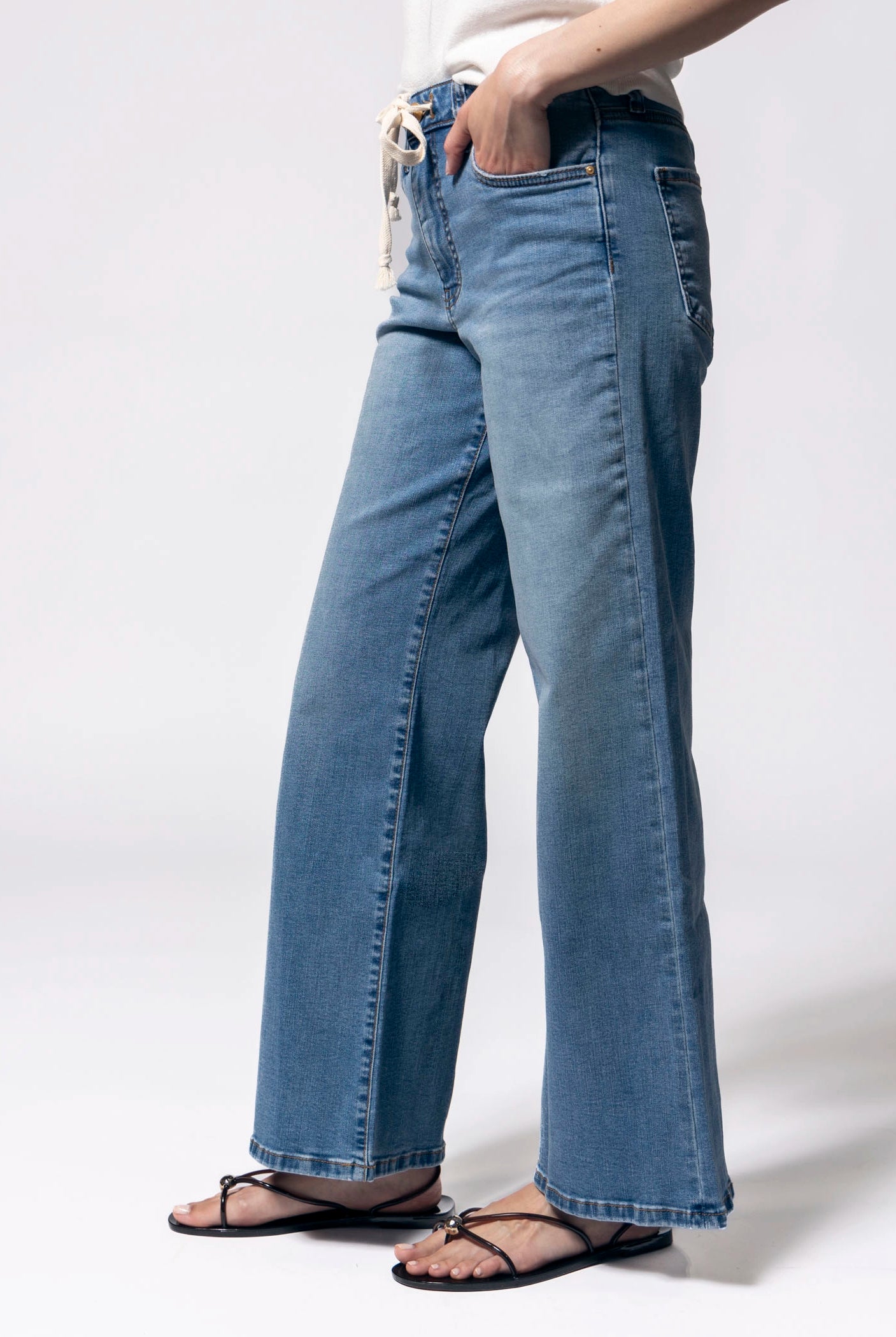 swatch_Medium Denim kut from the kloth maya wide leg jean