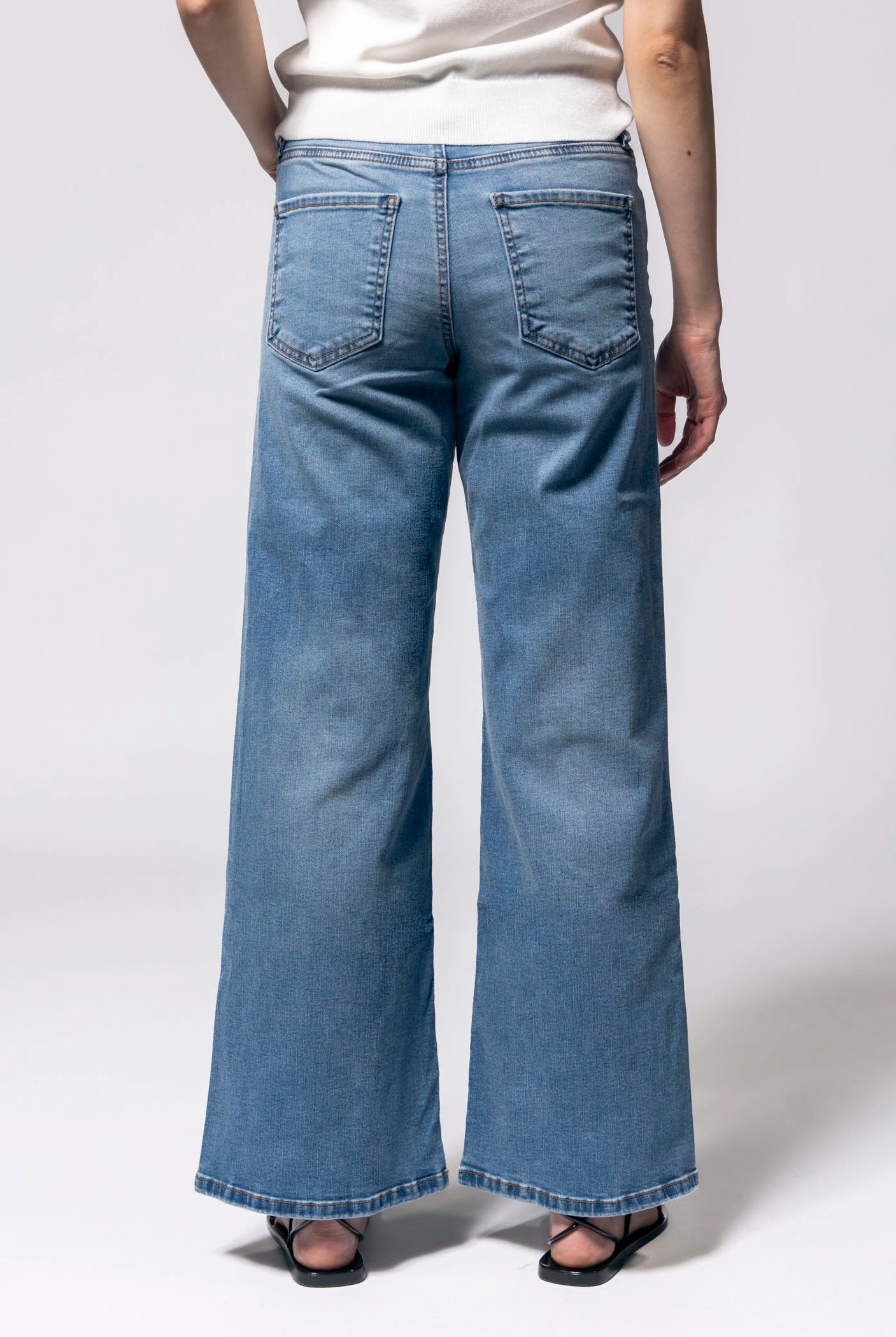 swatch_Medium Denim kut from the kloth maya wide leg jean