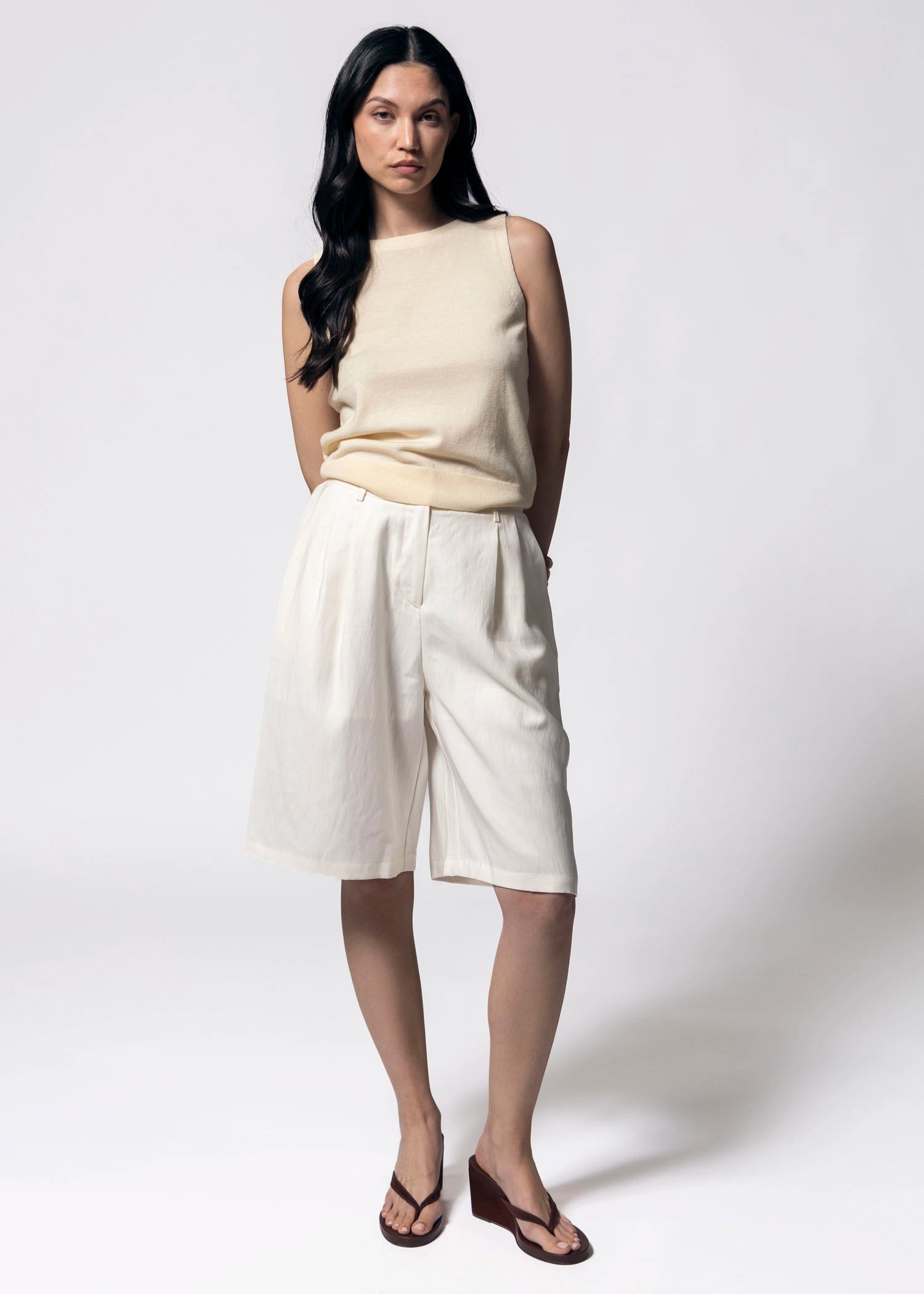 swatch_Cream knee length trouser shorts