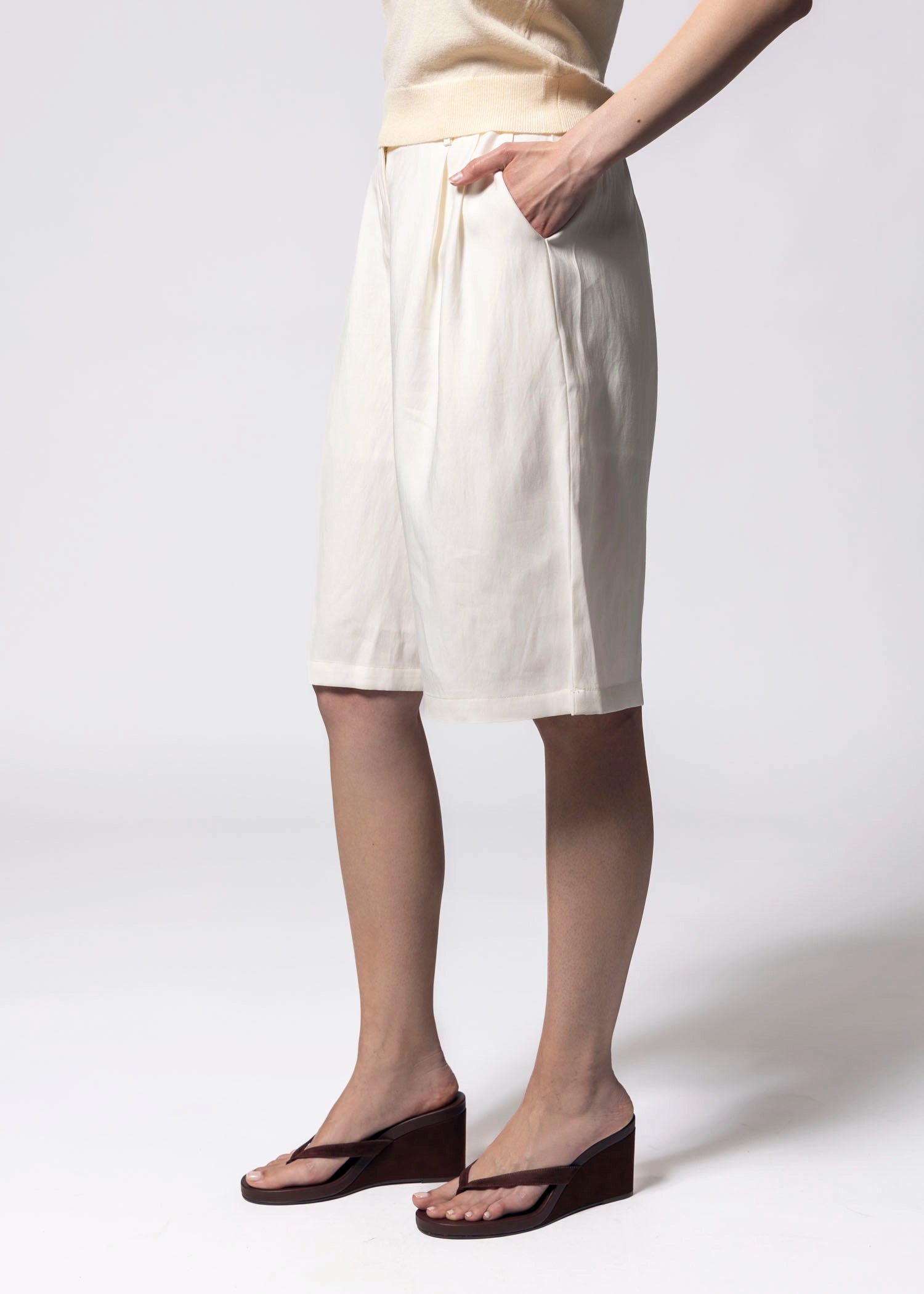 swatch_Cream knee length trouser shorts