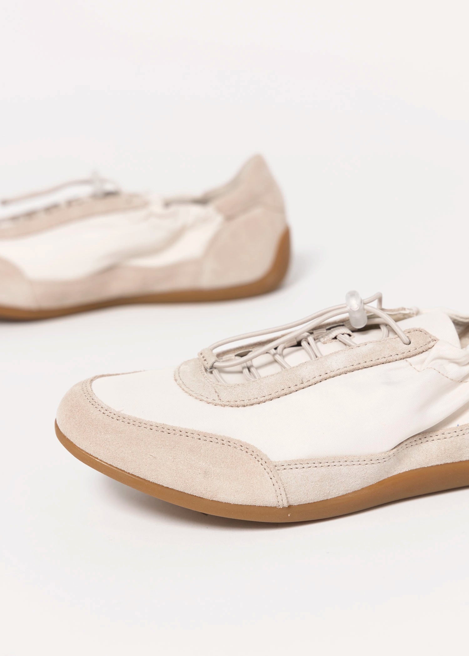 swatch_Off White Suede vagabond hollie sneakers