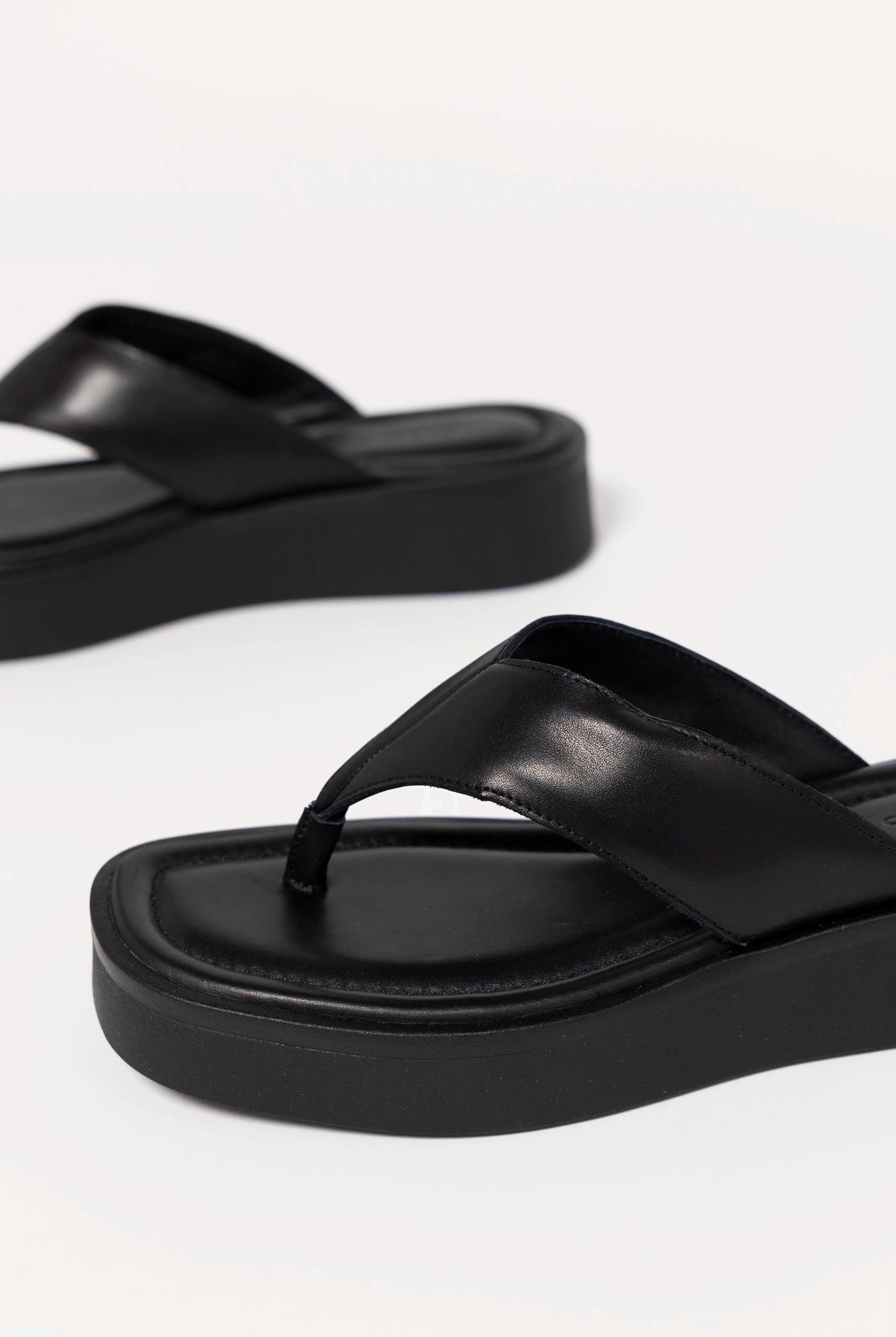 swatch_Black Leather vagabond danya platform thong sandal