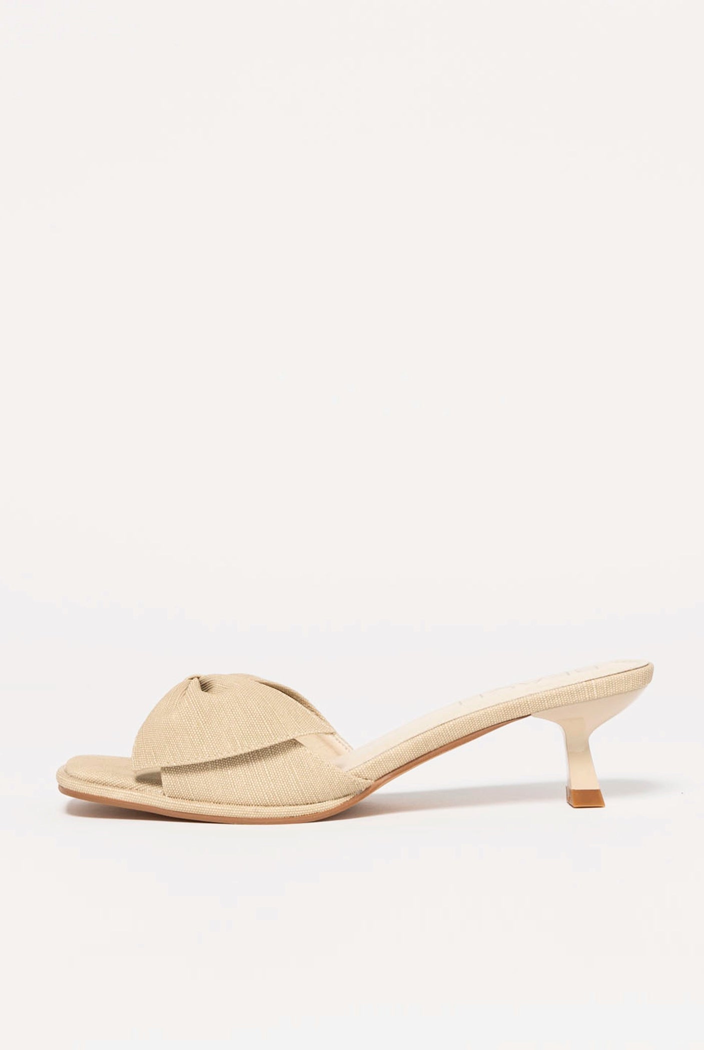 swatch_Natural coconuts pompano kitten heel sandal