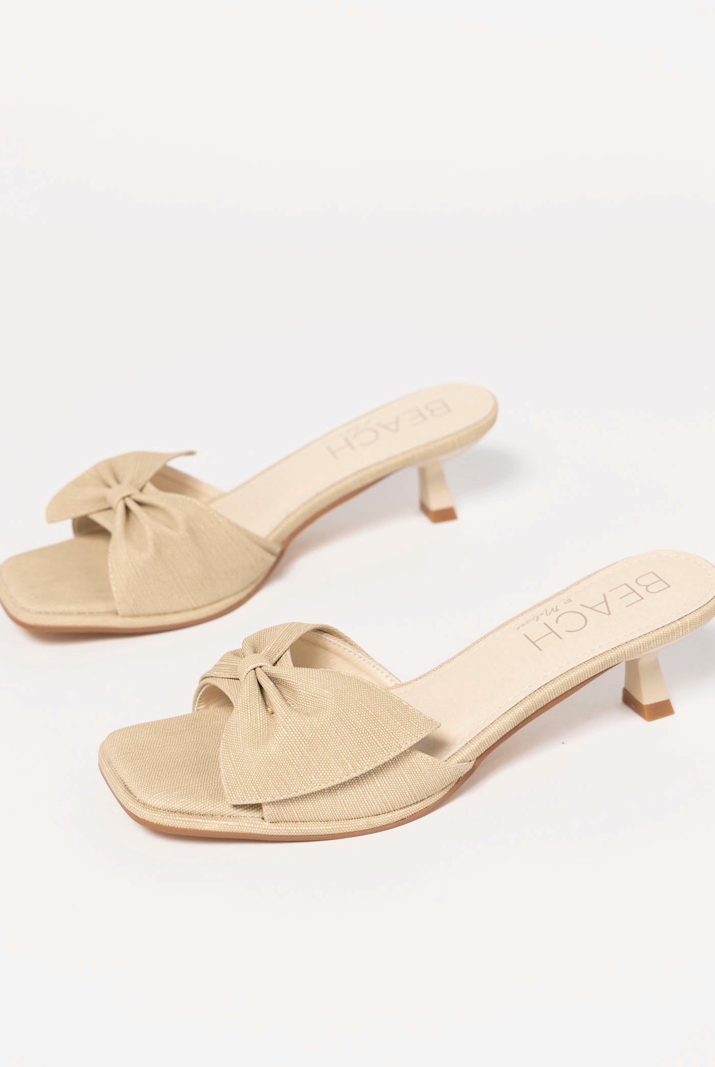 swatch_Natural coconuts pompano kitten heel sandal