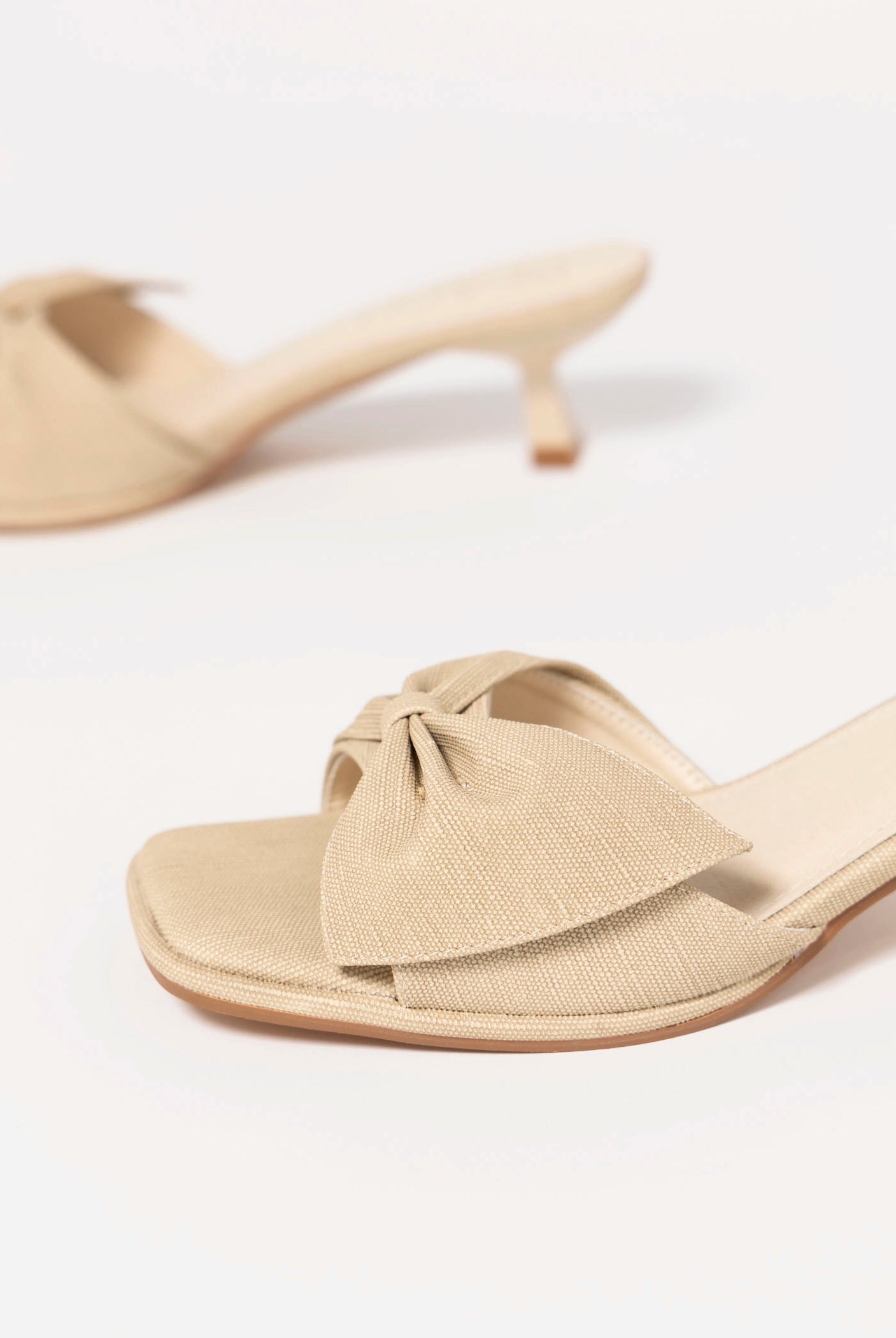 swatch_Natural coconuts pompano kitten heel sandal