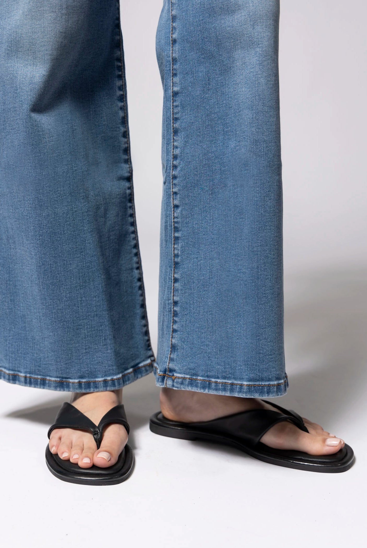 swatch_Black Leather coconuts mirage thong sandal