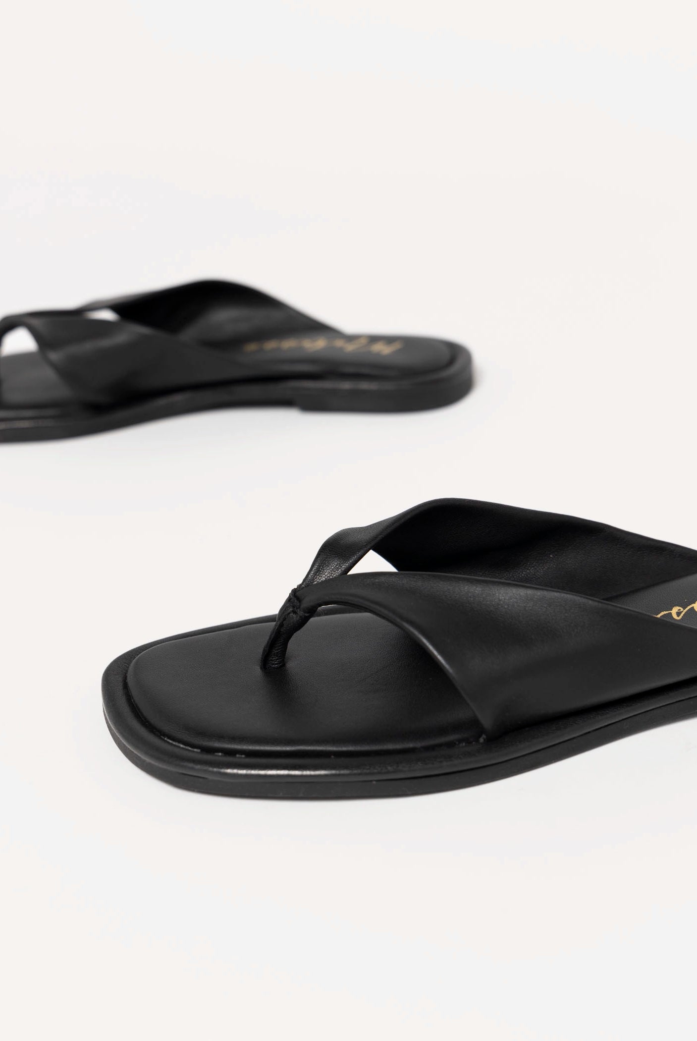 swatch_Black Leather coconuts mirage thong sandal