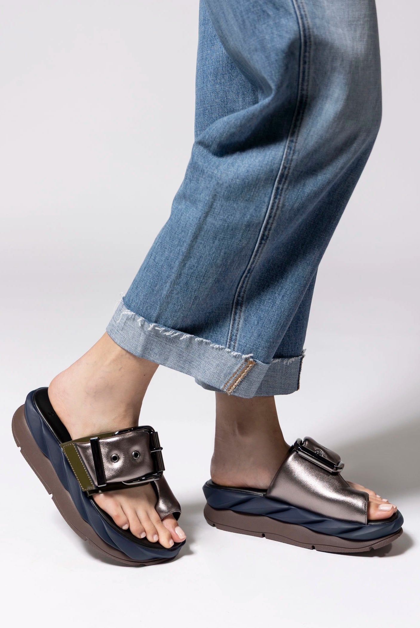 swatch_Gunmetal 4ccccees mellow glow platform sandal