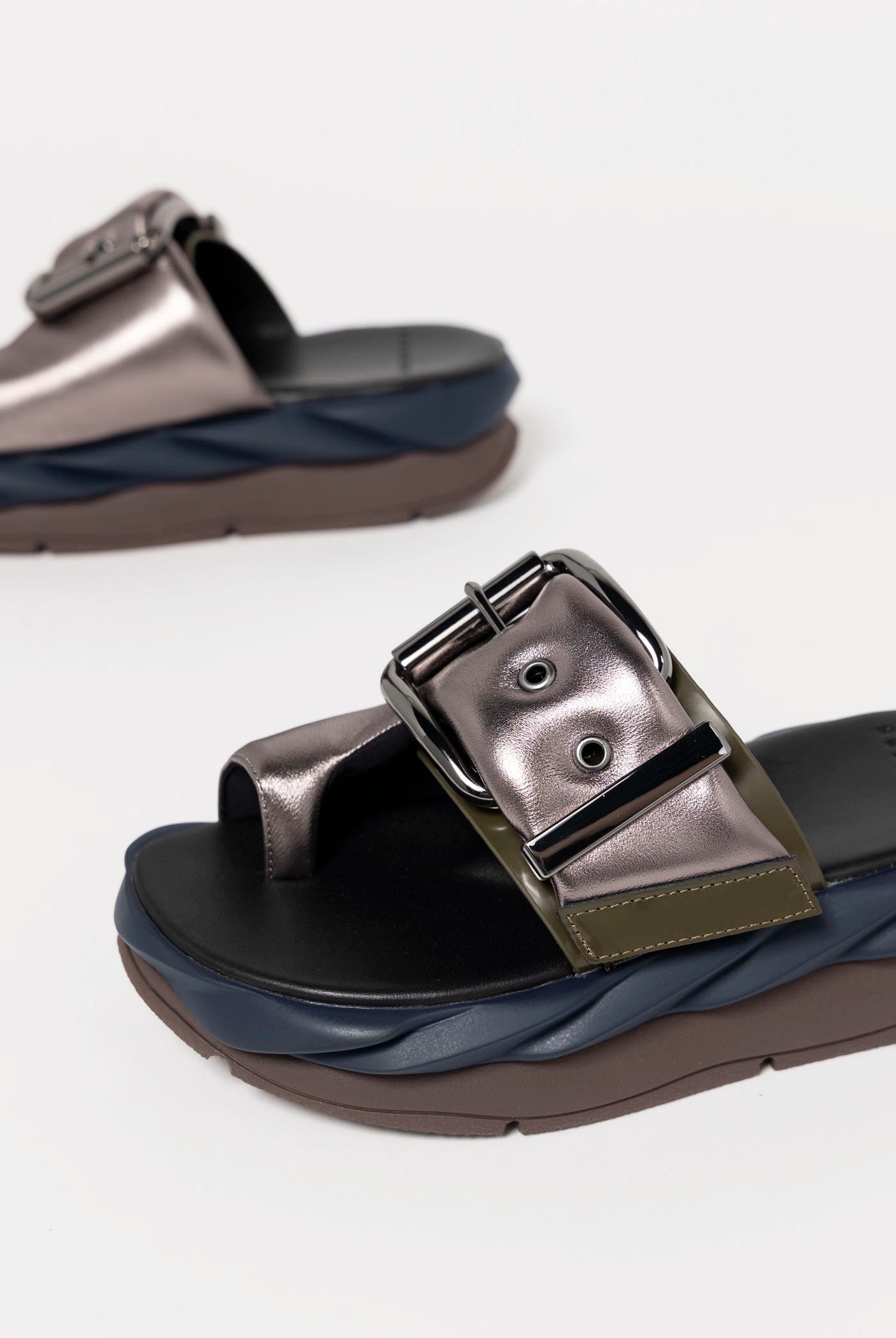 swatch_Gunmetal 4ccccees mellow glow platform sandal