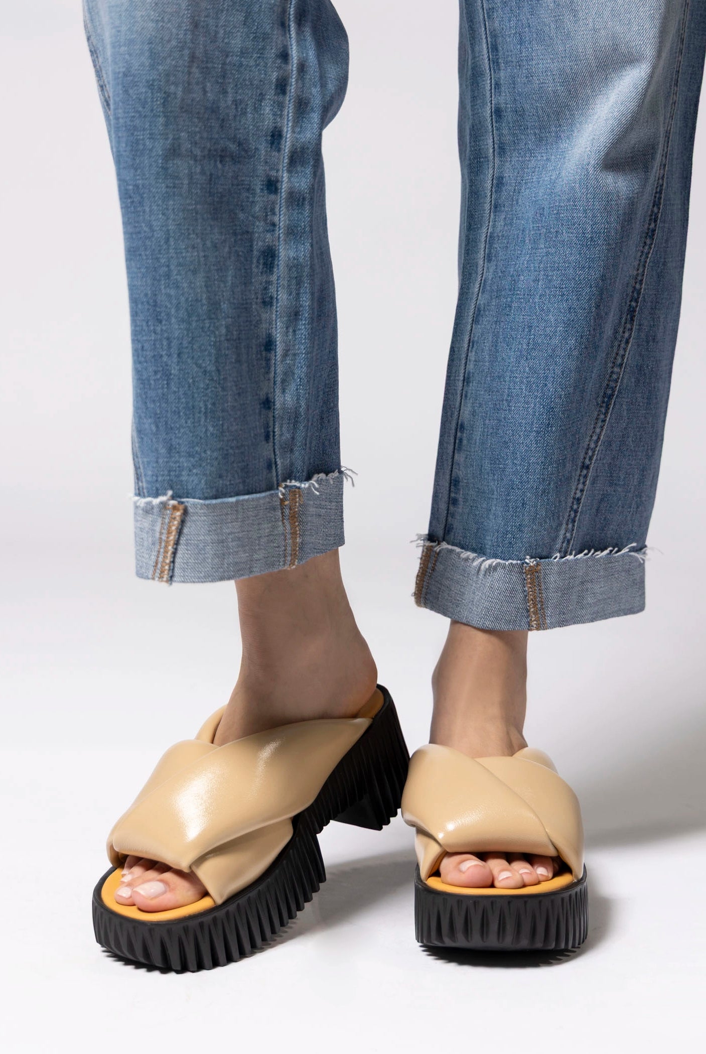 swatch_Skin Patent 4CCCCees plia anda platform sandal