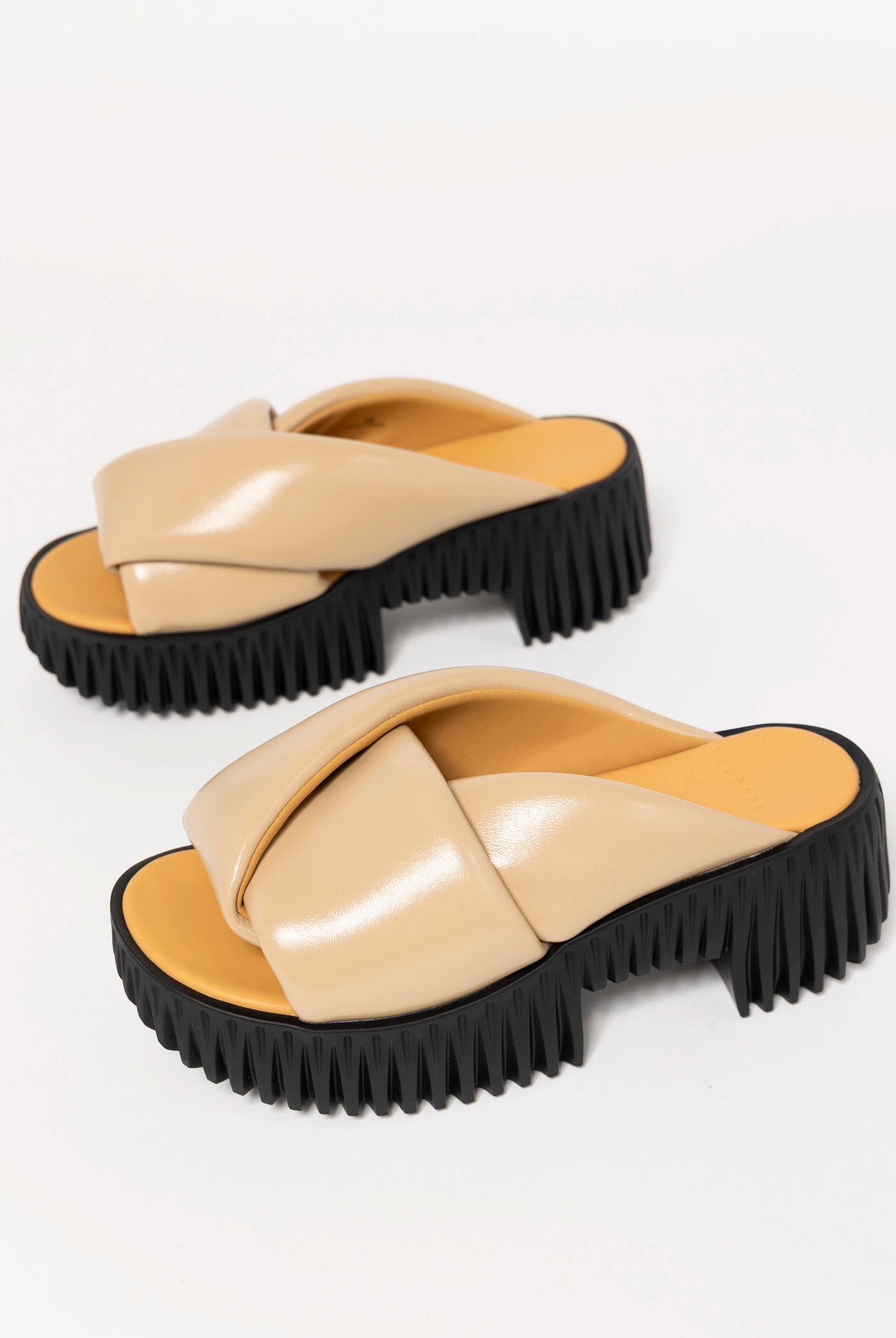 swatch_Skin Patent 4CCCCees plia anda platform sandal