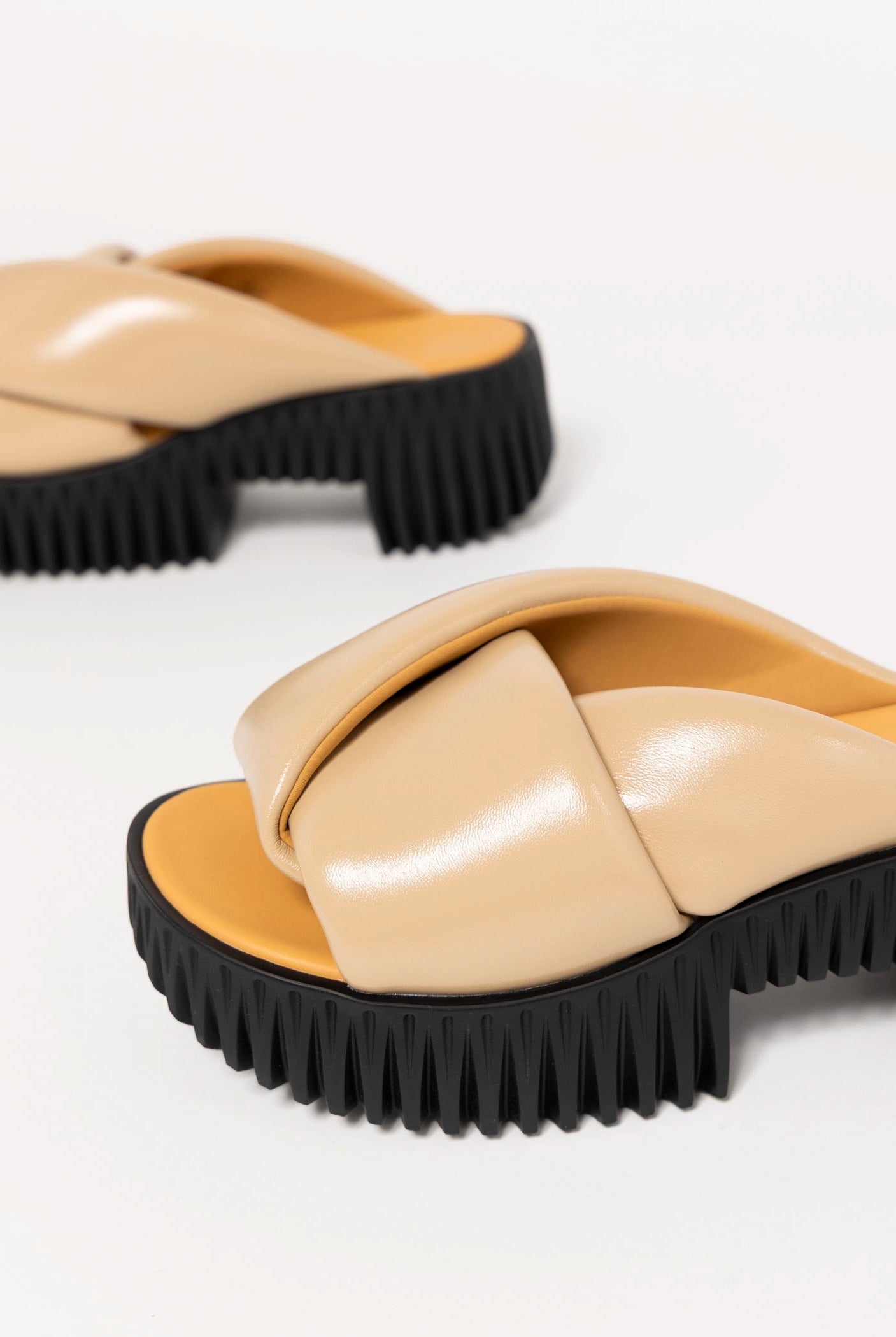 swatch_Skin Patent 4CCCCees plia anda platform sandal