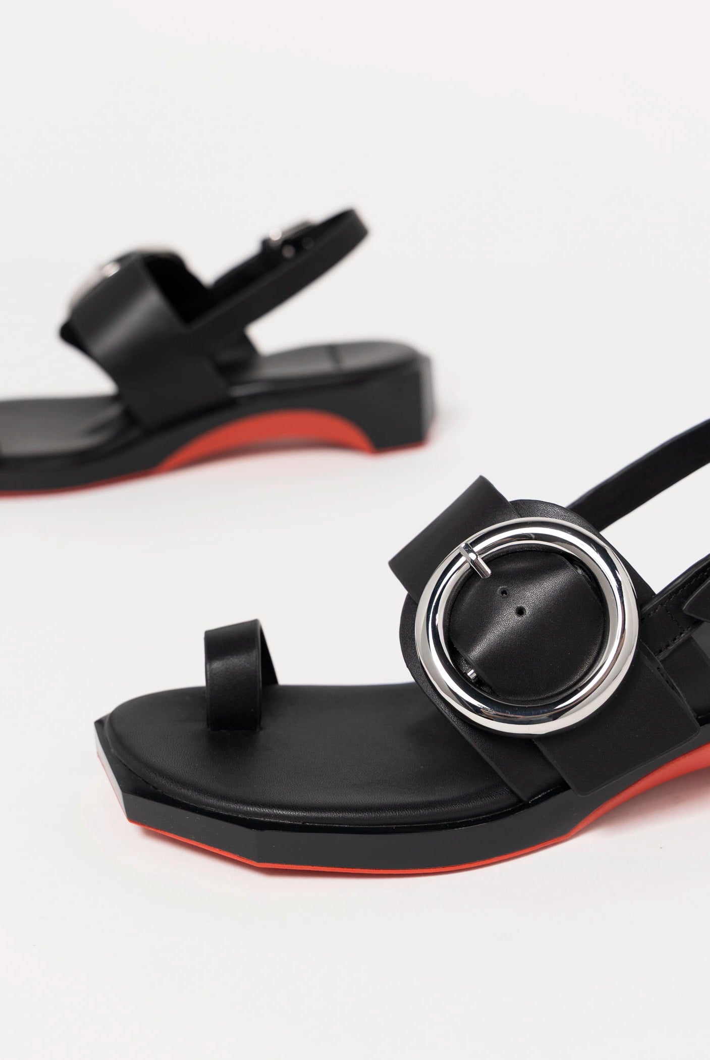 swatch_Black Leather 4CCCCees follin torus sandal