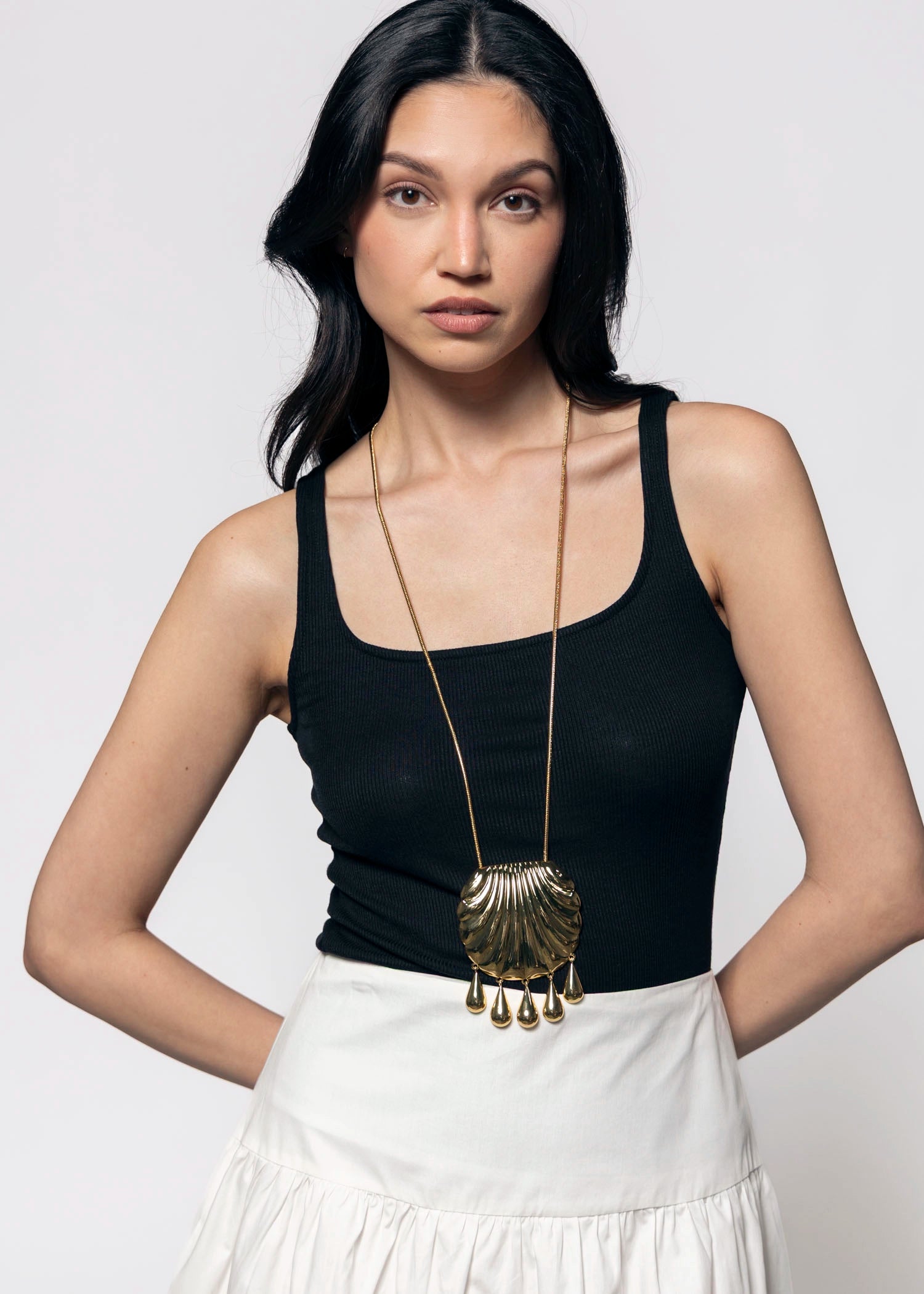 swatch_Gold shell pendant necklace