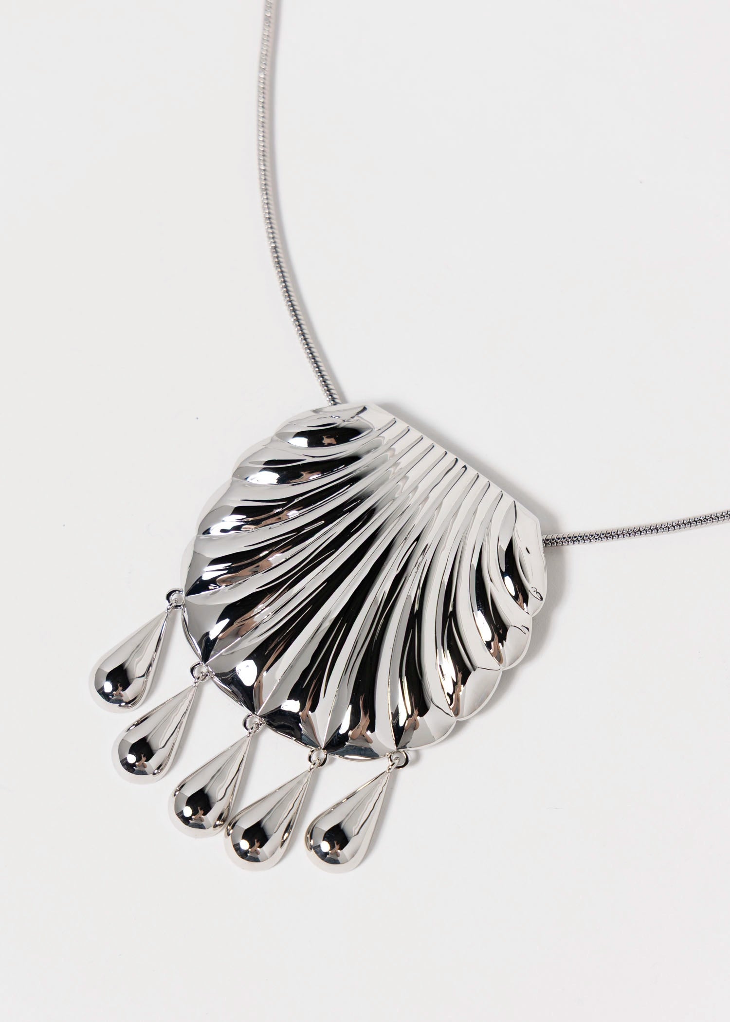 swatch_Silver shell pendant necklace