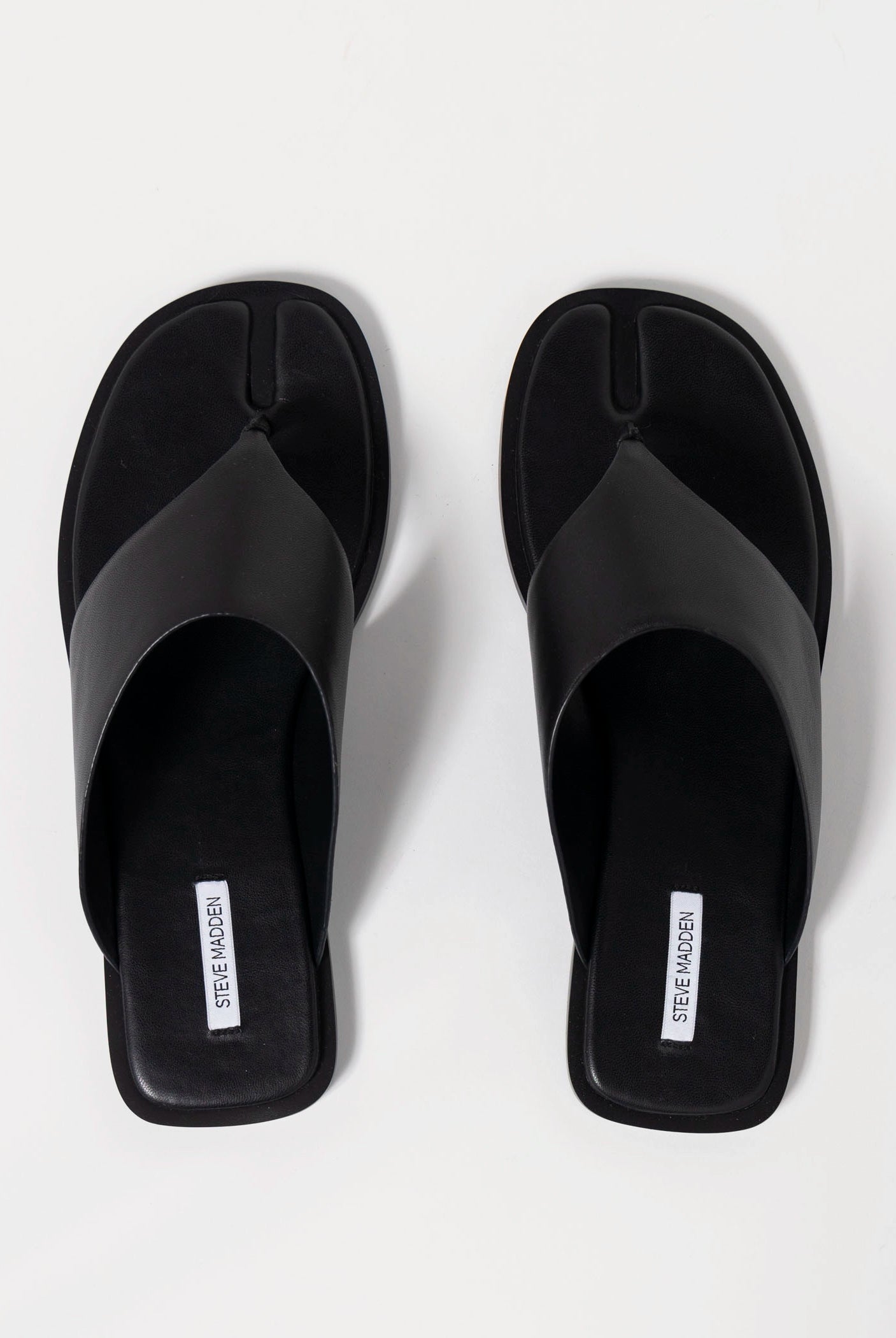 swatch_Black Leather steve madden Illia tabi thong sandal