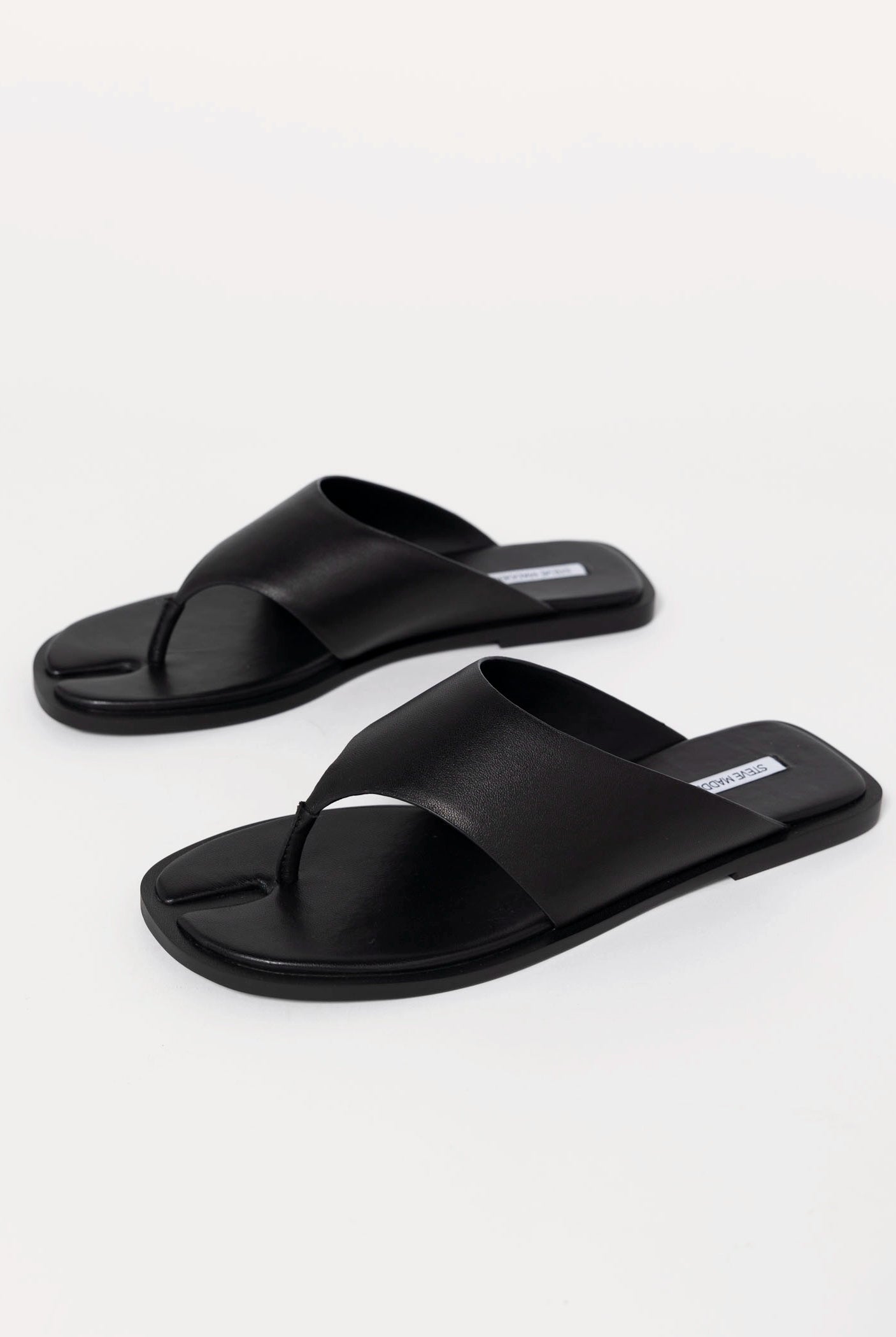 swatch_Black Leather steve madden Illia tabi thong sandal
