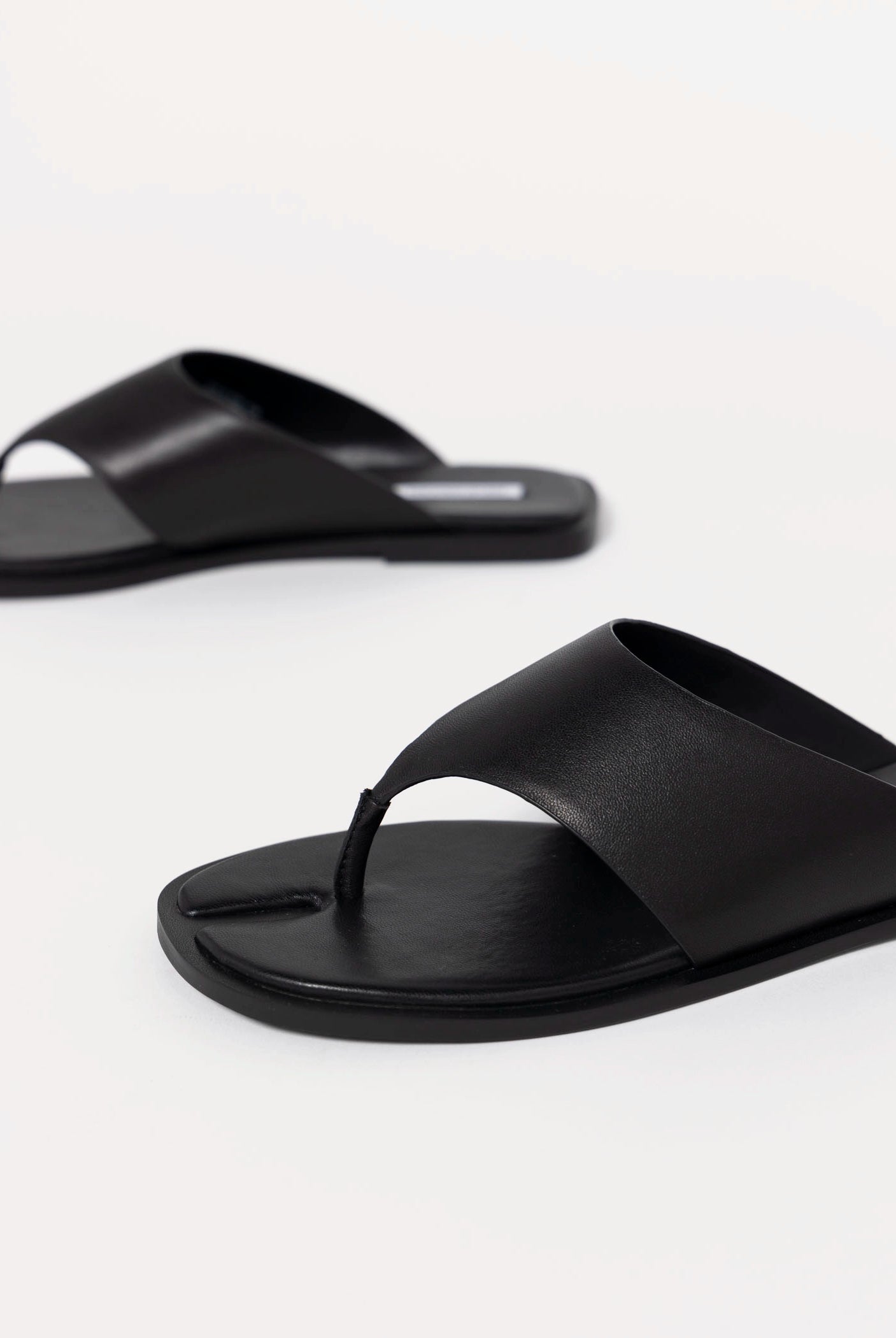 swatch_Black Leather steve madden Illia tabi thong sandal