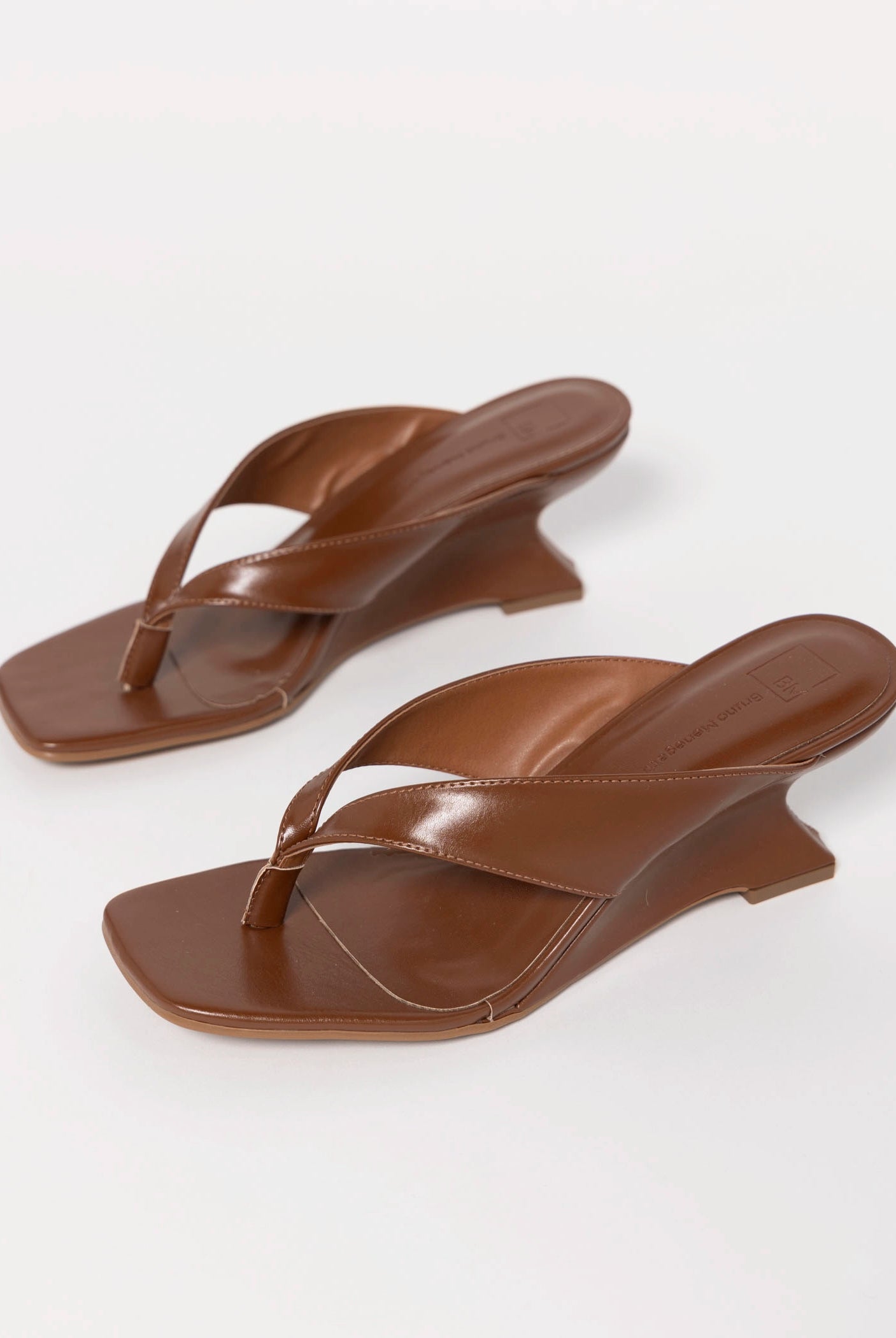 swatch_Chocolate martine wedge thong sandal